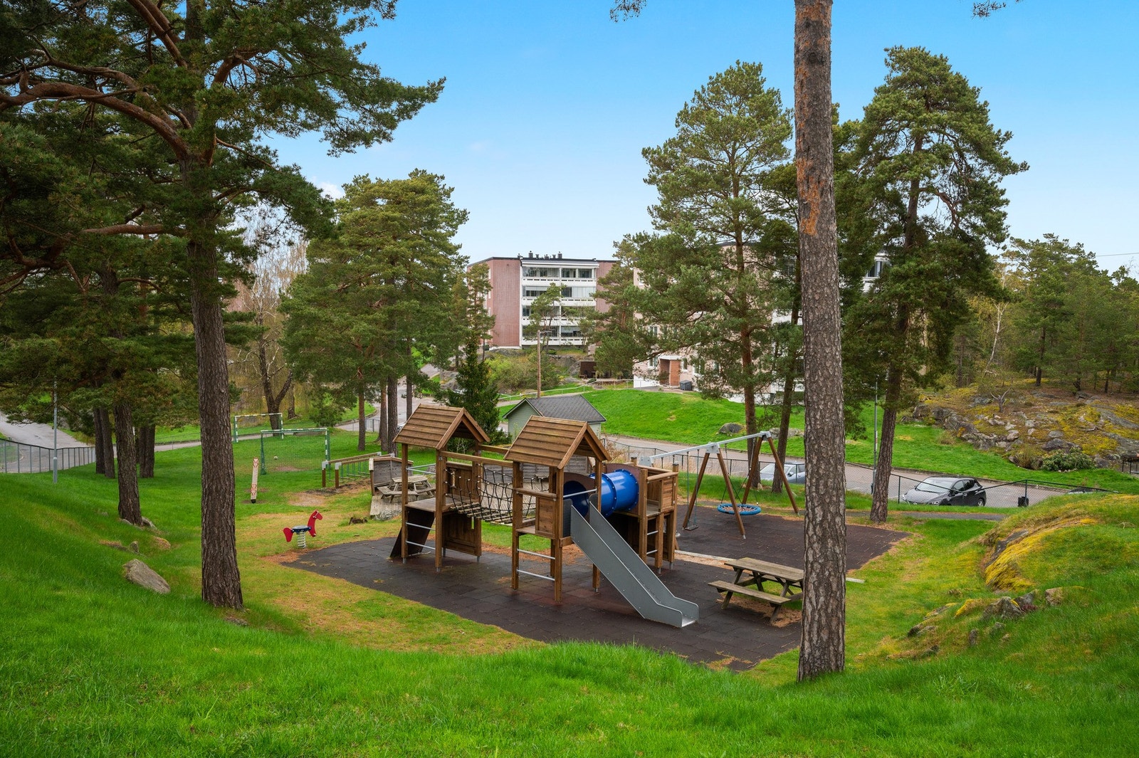 Barnevennlig område og stor tomt Galleribilde