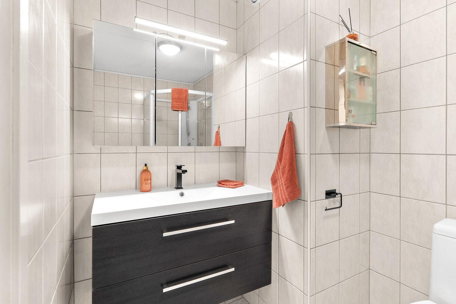 Ny servantinnredning i 2021/2022. Speilskap med lys over. Galleribilde