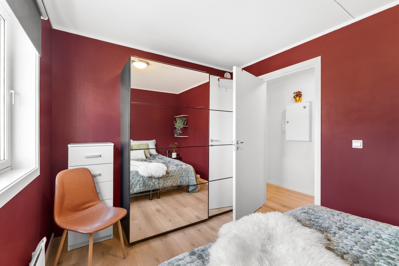 God oppbevaringsplass i garderobeskap med speilfronter. Galleribilde