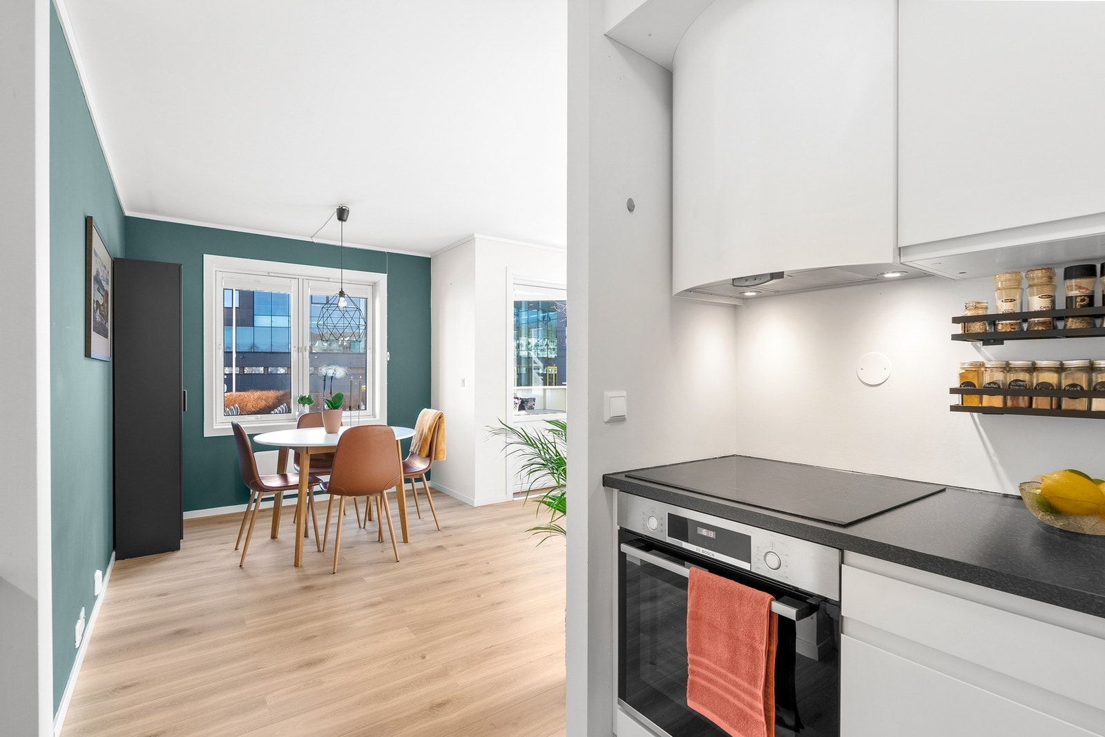 Kjøkkenet ligger praktisk tilbaketrukket i egen sone like ved spisestuedel. Galleribilde