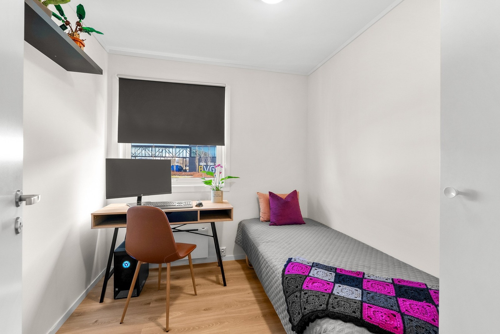 Soverom nr. 2 med plass til seng og skrivebord. Egner seg godt til bruk som gjesterom, kontor eller barnerom - alt etter behov! Galleribilde