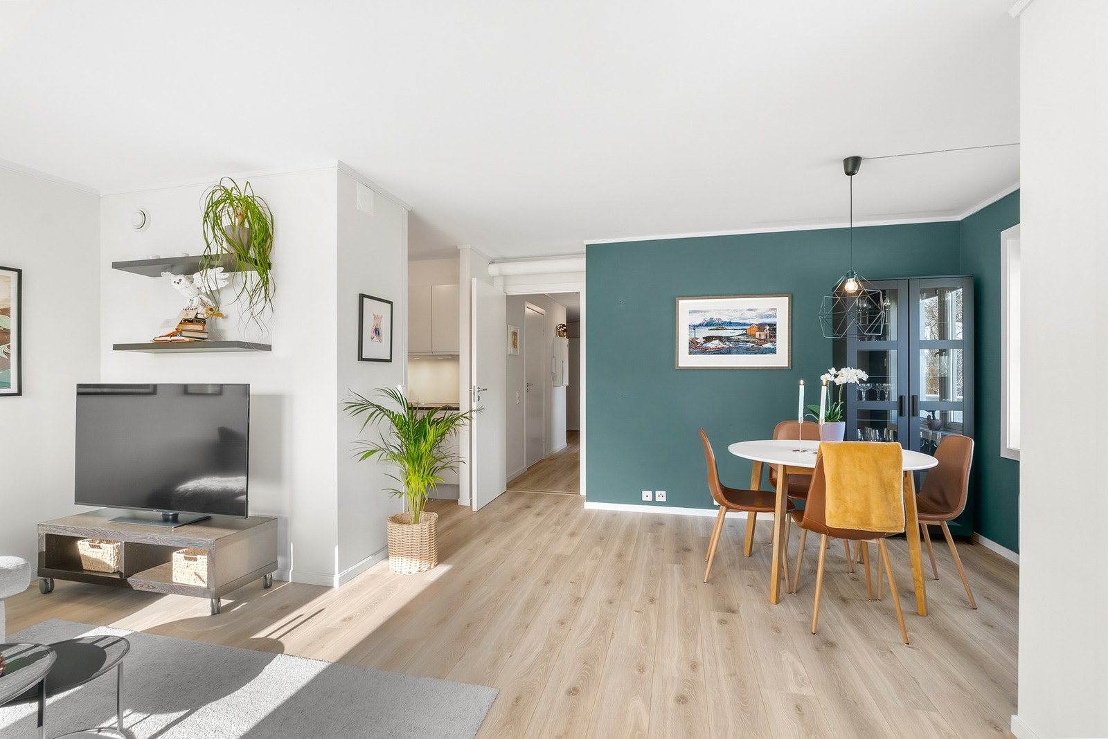 Trivelig stue med god plass til både sitte-og spisegruppe i naturlige soner. Galleribilde