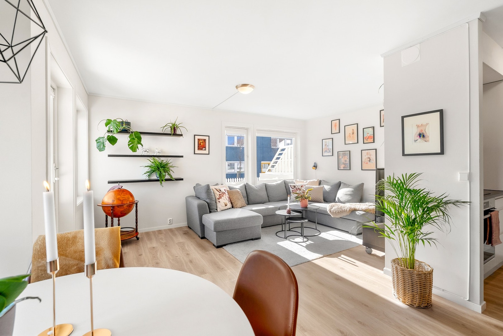 Leiligheten ble modernisert i 2018 med nye overflater, pent gjennomgående laminatgulv i alle rom og nytt kjøkken. Galleribilde