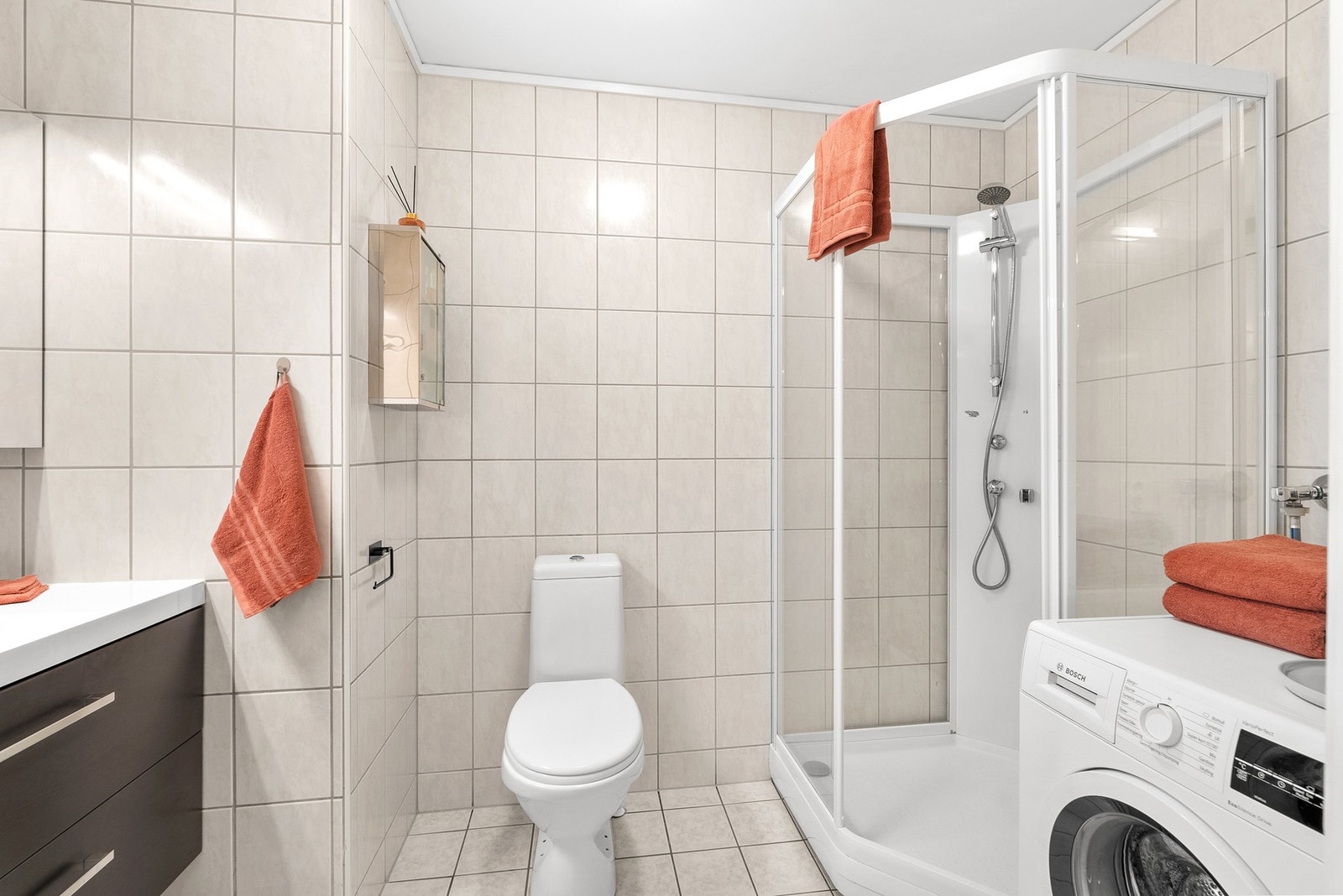 Lyst og pent flislagt bad med varmekabler i gulv. Galleribilde