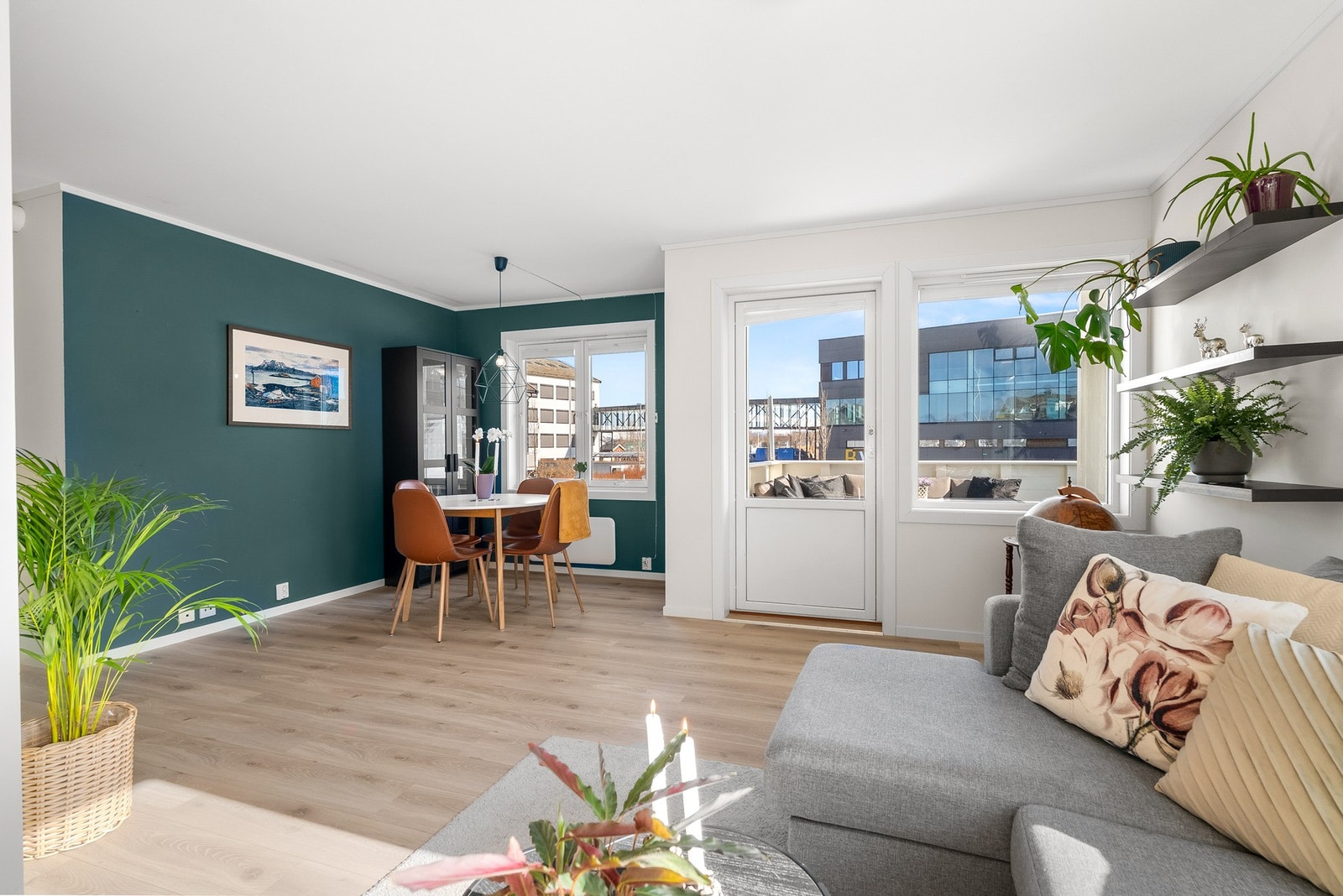 Utgang fra stue til sørvendt takoverbygget altan på ca. 6 m². Galleribilde