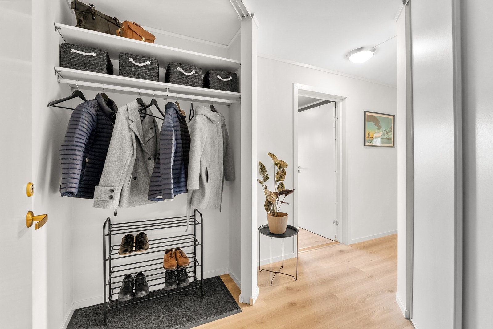 Lys og innbydende entré med plass til å henge fra seg yttertøy i garderobe. Galleribilde