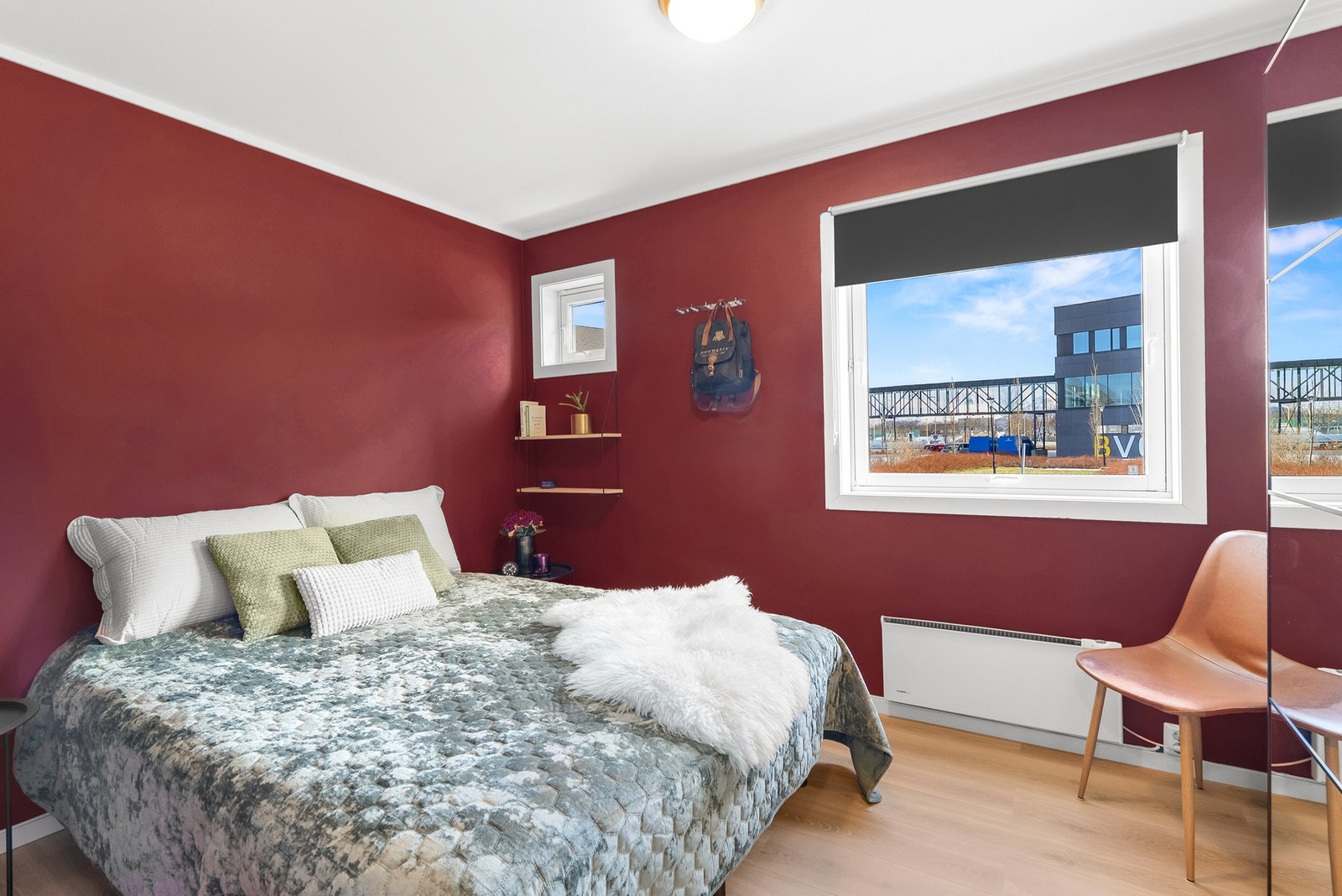 Romslig hovedsoverom med god plass til dobbeltseng og nattbord. Galleribilde