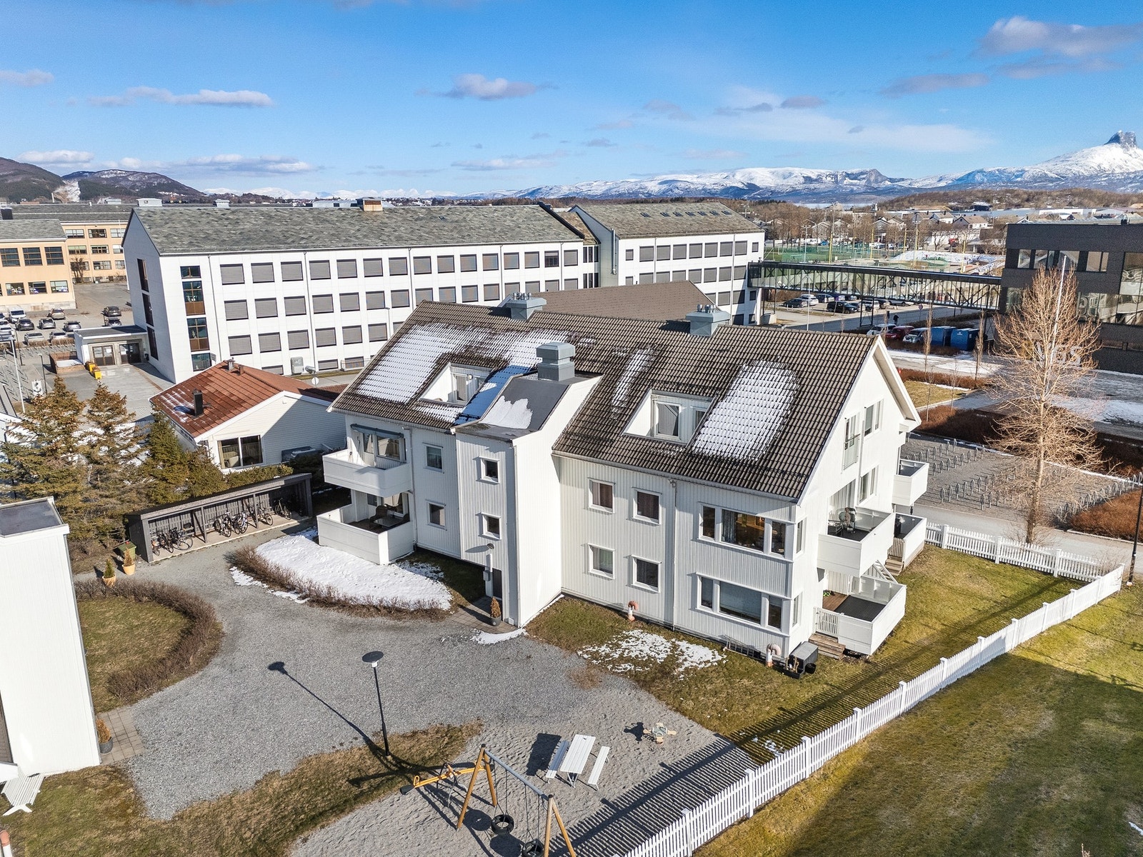 Pent opparbeidet fellestomt med lekeplass og sykkelskur. Galleribilde