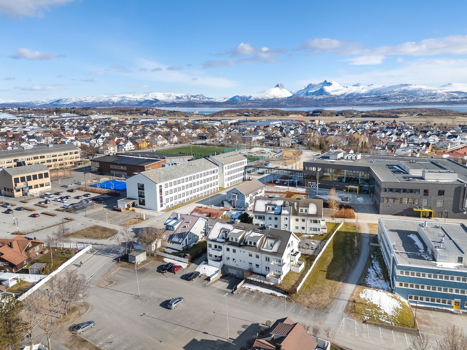 Borettslaget har 5 gjesteparkeringer + eget garasjeanlegg. Galleribilde