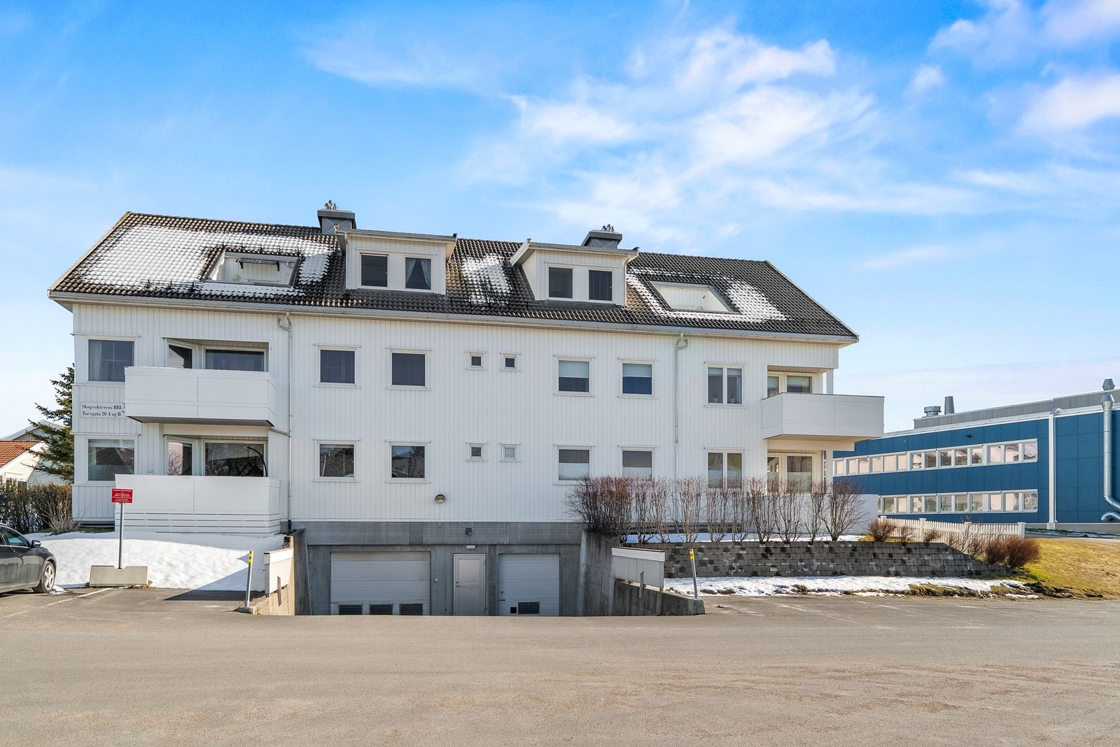 Innkjøring til garasjekjeller - leiligheten har også egen bod i kjelleren. Galleribilde