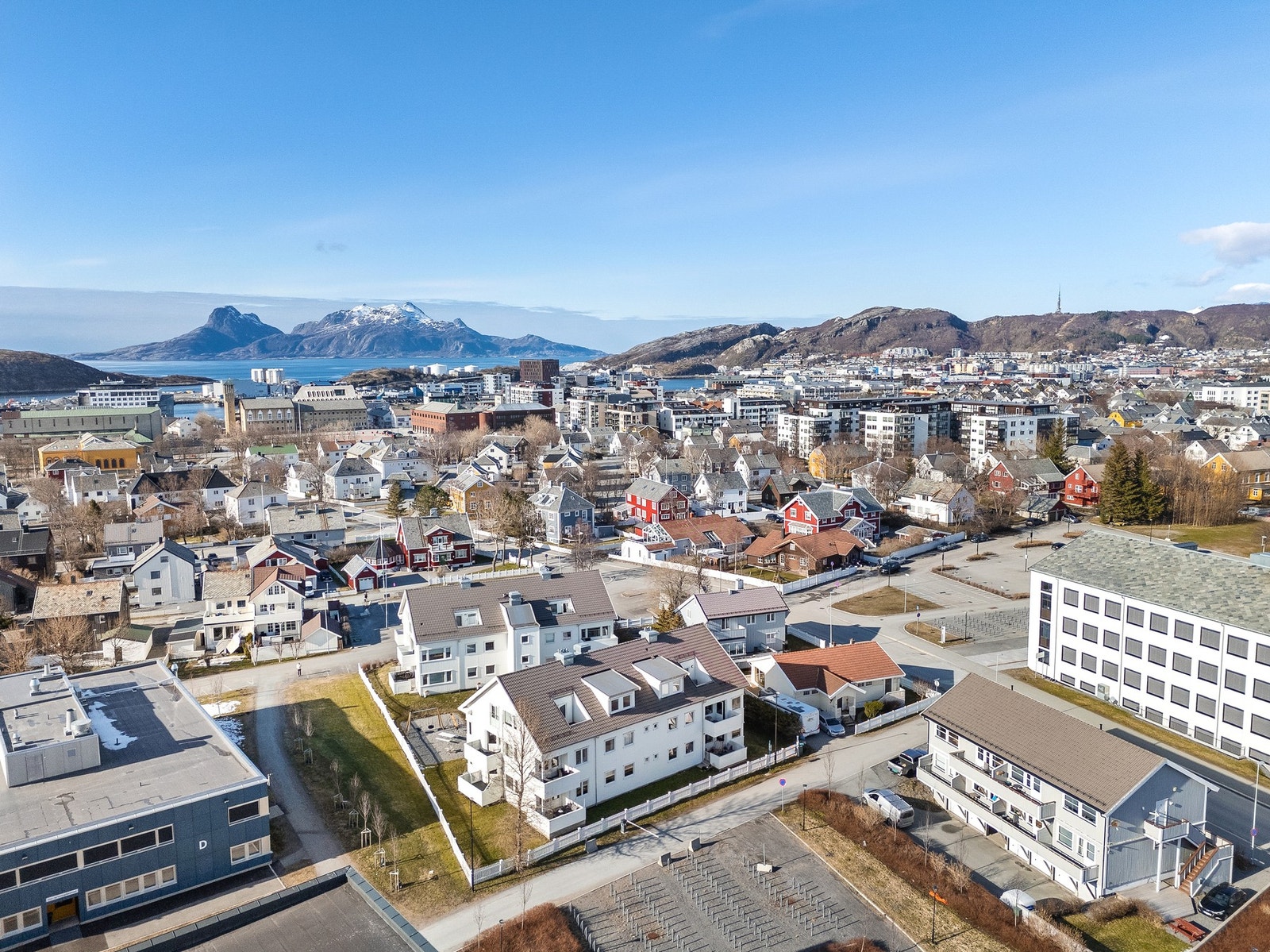 Svært sentral beliggenhet med kort avstand til sentrum, Bodø vgs, butikker, bussholdeplass, City Nord, Aspmyra m.m. Galleribilde