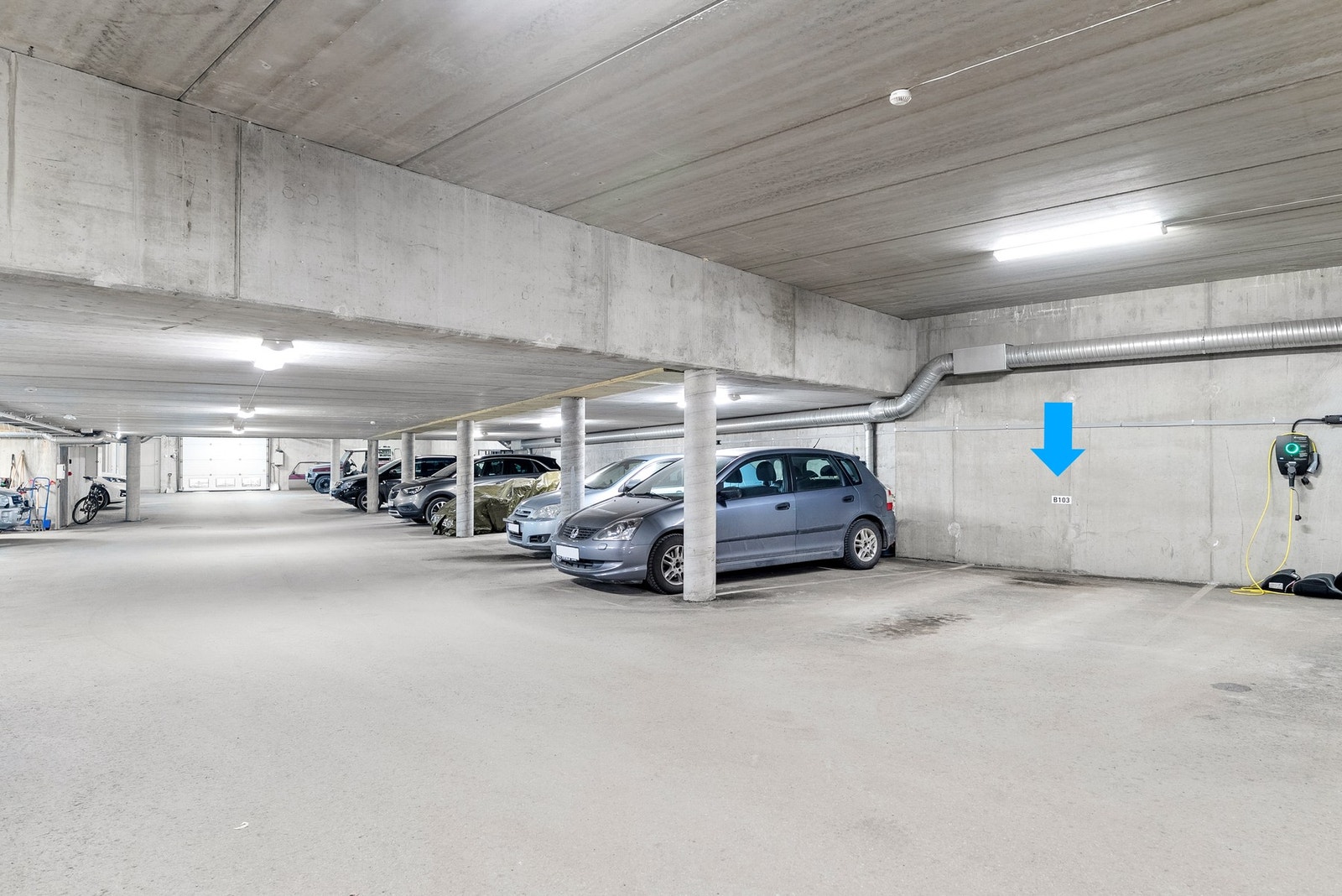 Fast parkeringsplass i garasje. Klargjort for etablering av el-billader. Galleribilde