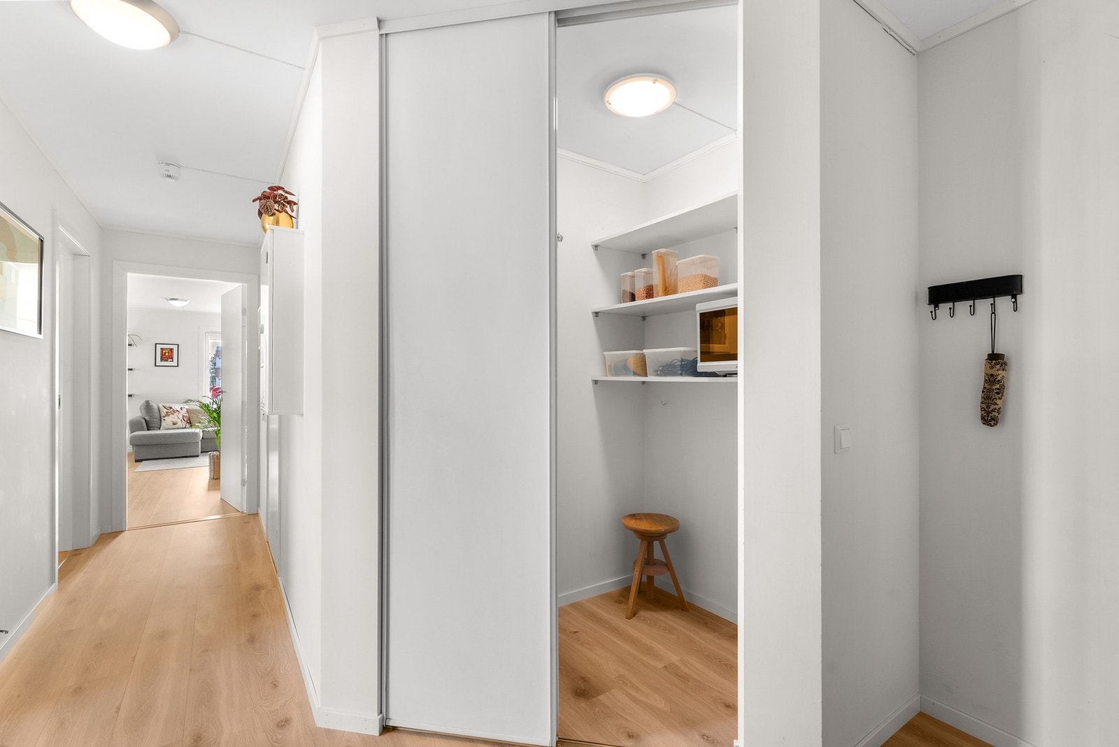 Entré/gang med praktisk bod med skyvedør i tilknytning. Videre adkomst til 2 soverom, bad og stue/kjøkken. Galleribilde