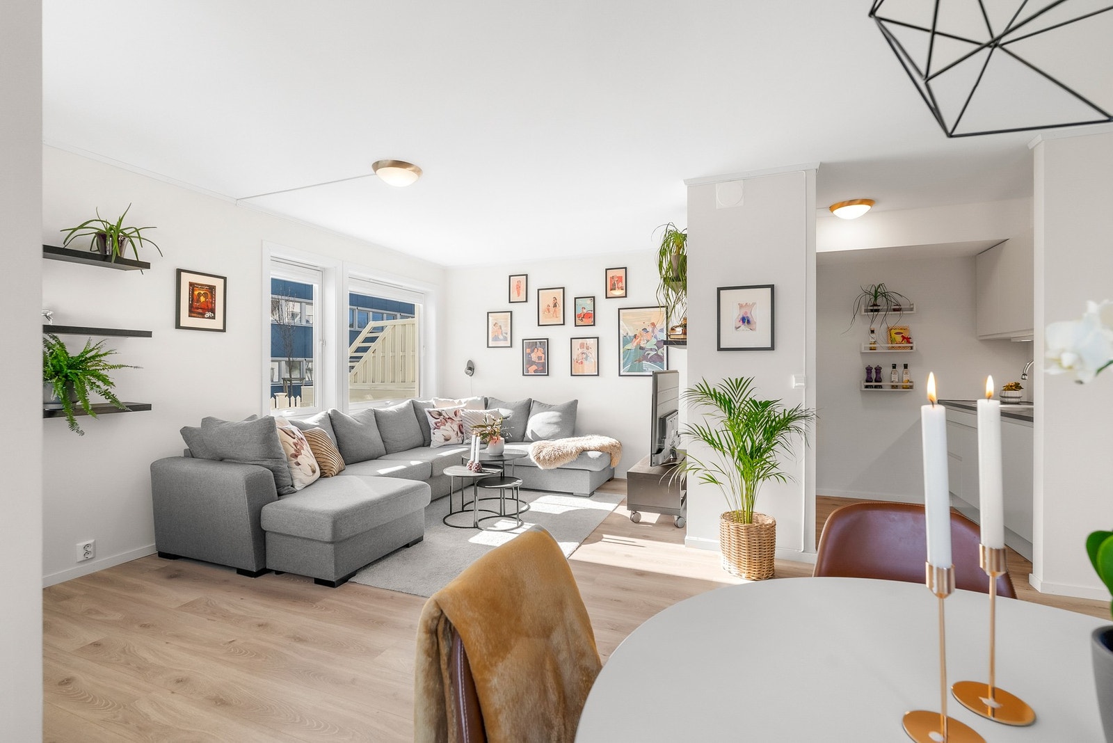 Stue/kjøkken - plass til både sitte-og spisegruppe i naturlige soner. Galleribilde