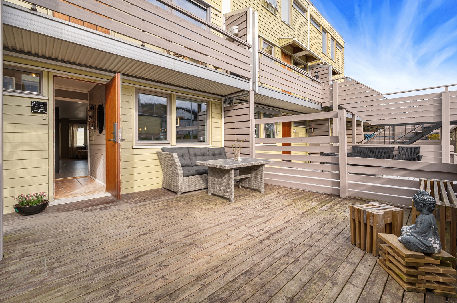 Ved inngangspartiet er det en terrasse på 20 kvm. Galleribilde