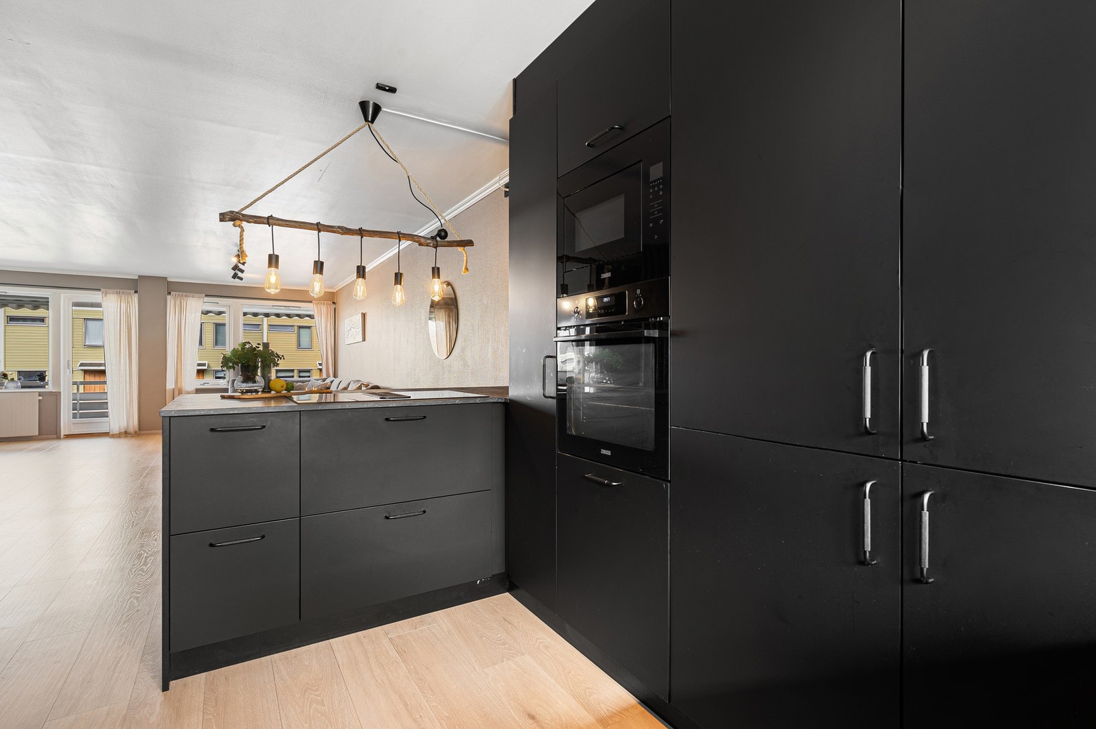 Kjøkkenet ble oppgradert i 2023 og holder en høy standard og har praktiske løsninger. Galleribilde