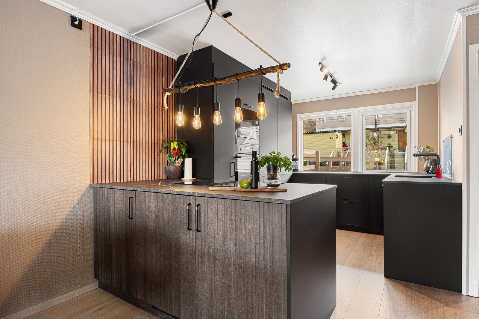 Kjøkkenøya bidrar til en enkel avgrensning av kjøkkenet samtidig som den beholder den åpne løsningen med stuen. Galleribilde