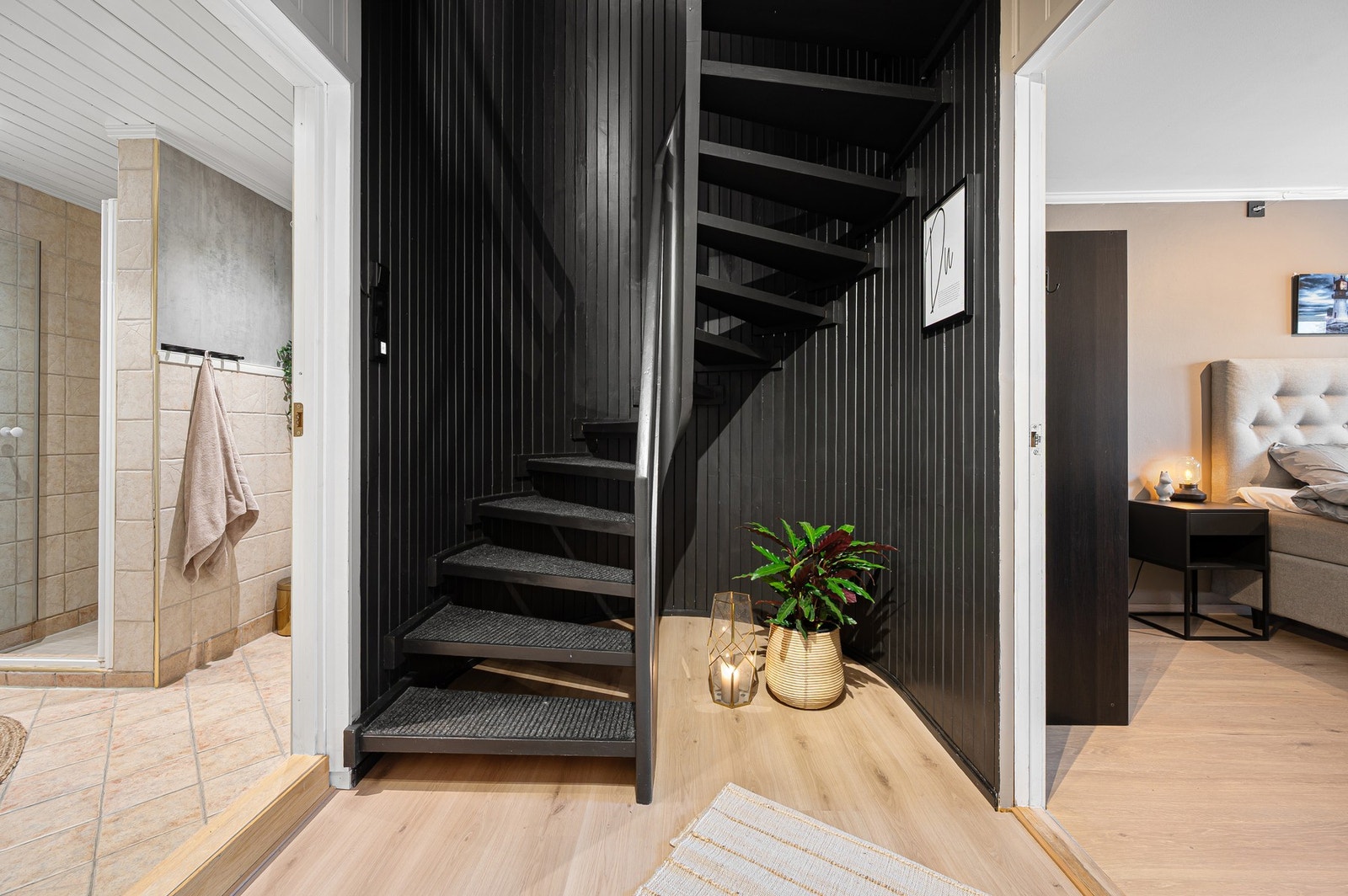 I underetasjen ligger boligens to soverom, bad og bod. Galleribilde