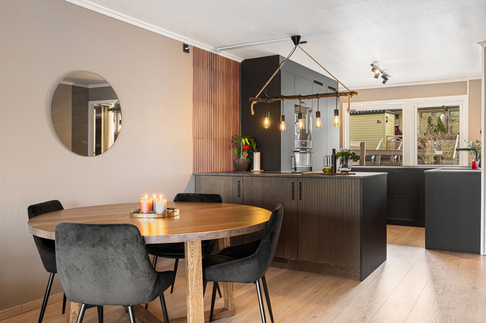 Den åpne stue- og kjøkkenløsningen gir leiligheten en luftig og innbydende atmosfære, og legger til rette for hyggelig samvær. Galleribilde