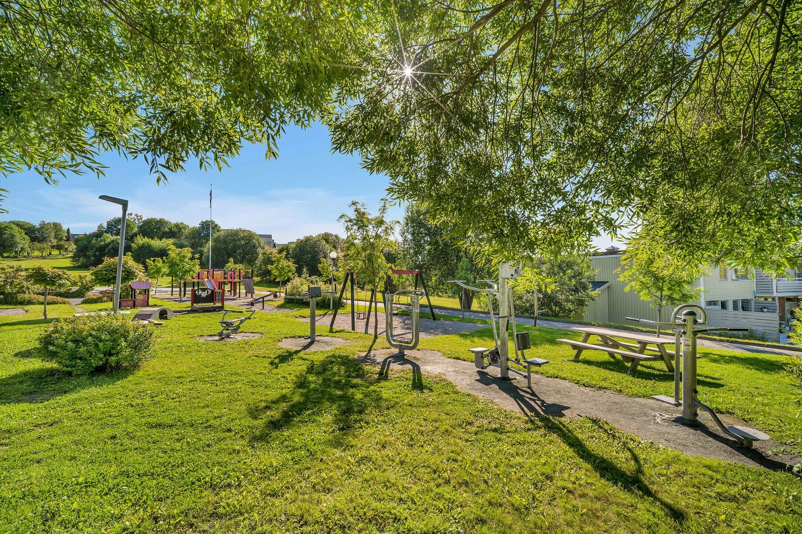 Beboerne kan nyte frisk luft og mosjon i borettslagets eget tun med treningsapparater og gapahuk. Galleribilde