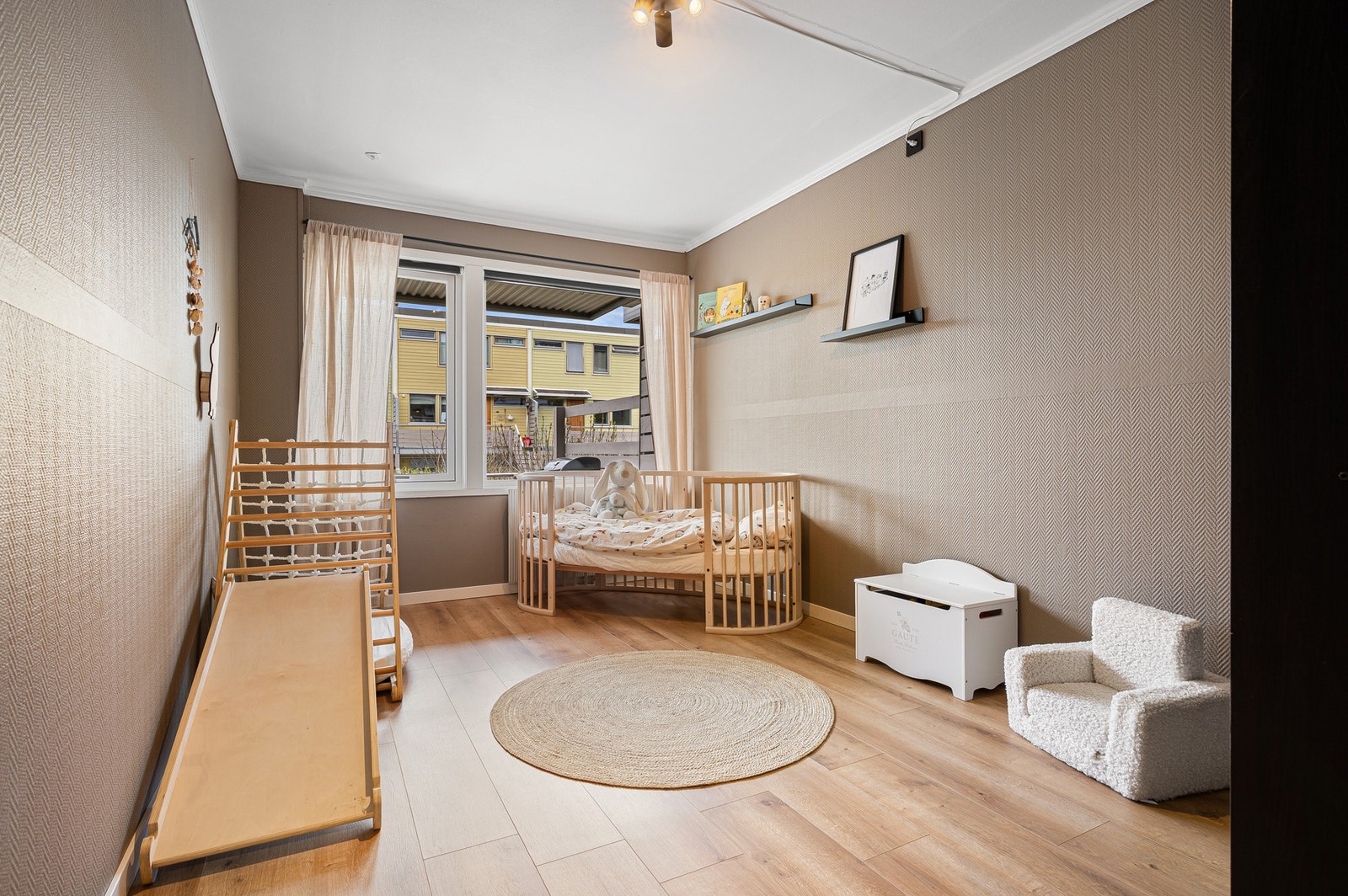 Soverom 2 på 11.5 kvm gir rikelig med plass og brukes i dag som barnerom, men kan enkelt tilpasses etter behov. Galleribilde