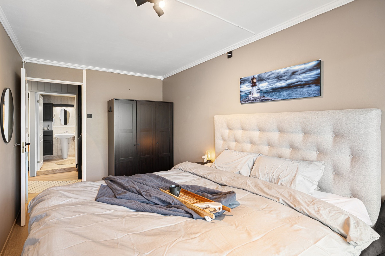 Soverommene er malt i behagelige og tidsriktige farger. Galleribilde