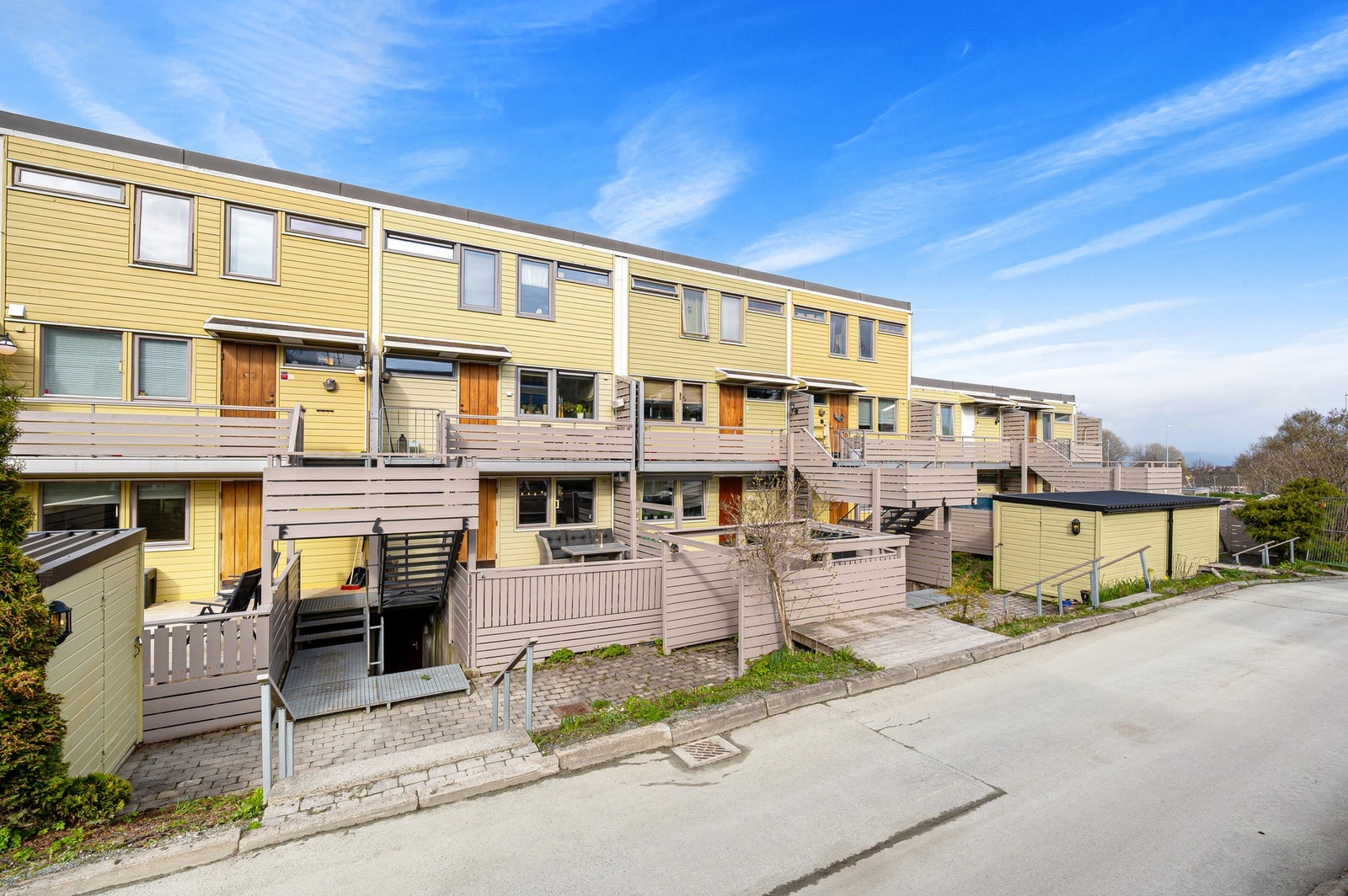 Leiligheten ligger fint til i feltet med lite trafikk og støy i områdene rundt. Galleribilde