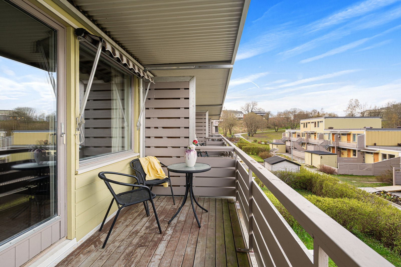 Fra stuen er det utgang til en av boligens tre uteplasser. Galleribilde