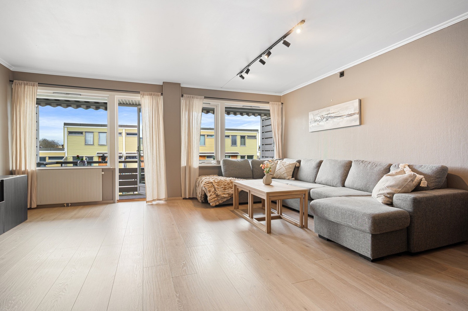 Leiligheten har en romslig stue med en god planløsning som gir flere gode møbleringsmuligheter. Galleribilde