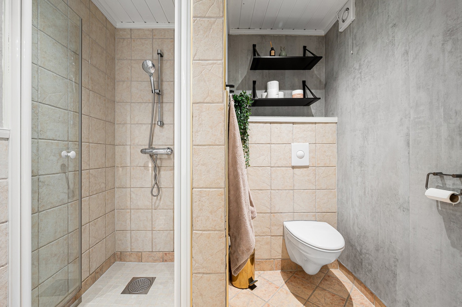 Badet er utstyrt med avskjermet dusjnisje og vegghengt toalett. Galleribilde