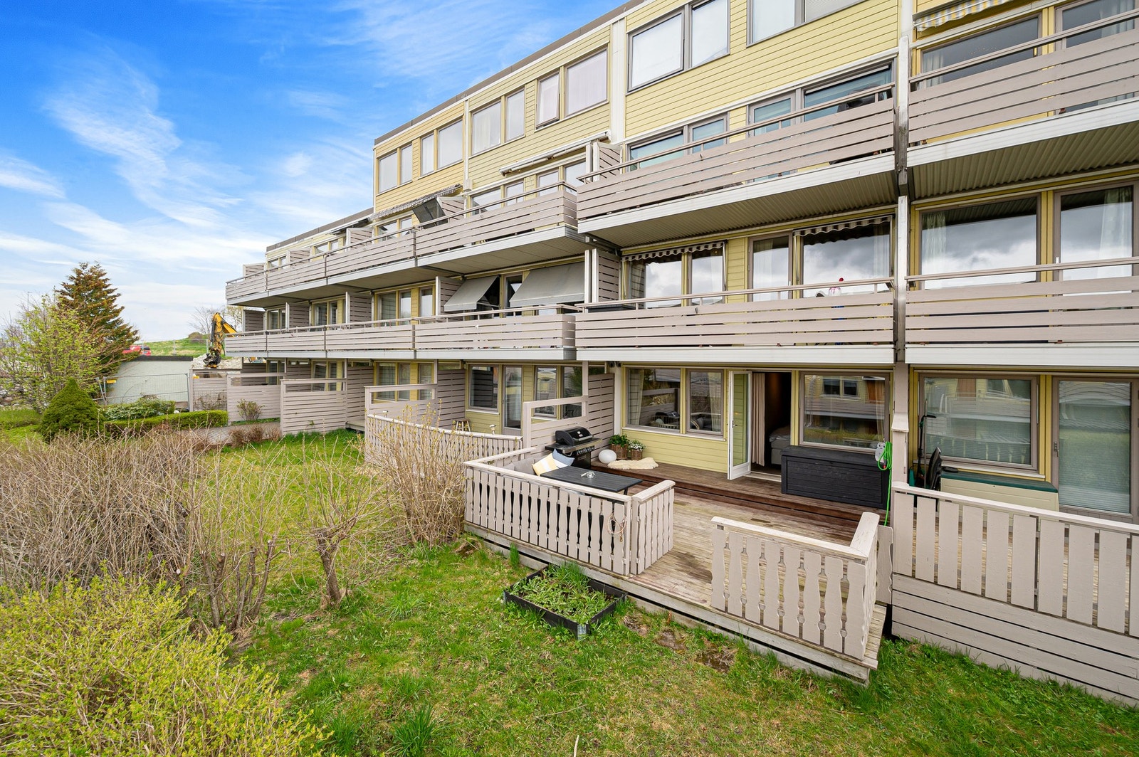 Fra uteplassen har man tilgang til en koselig hageflekk hvor man nyte sommerdagene. Galleribilde