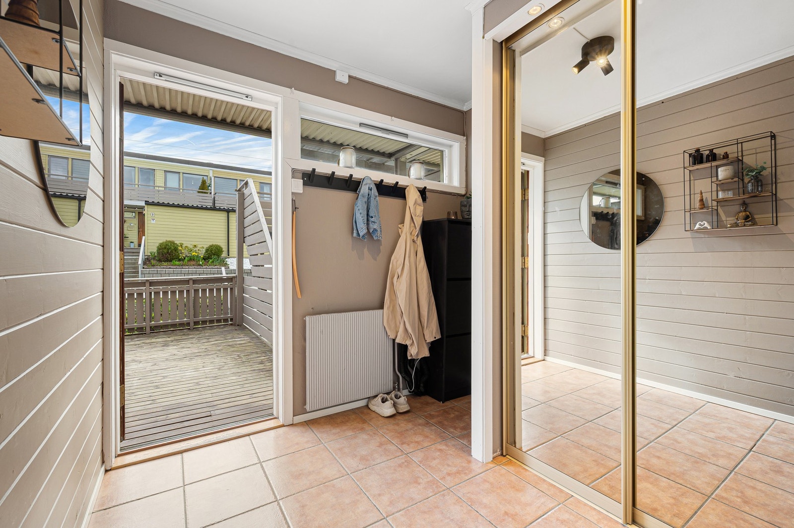 Luftig og romslig entré med praktisk skyvedørsgarderobe som gir godt med oppbevaringsplass og en ryddig velkomst. Galleribilde