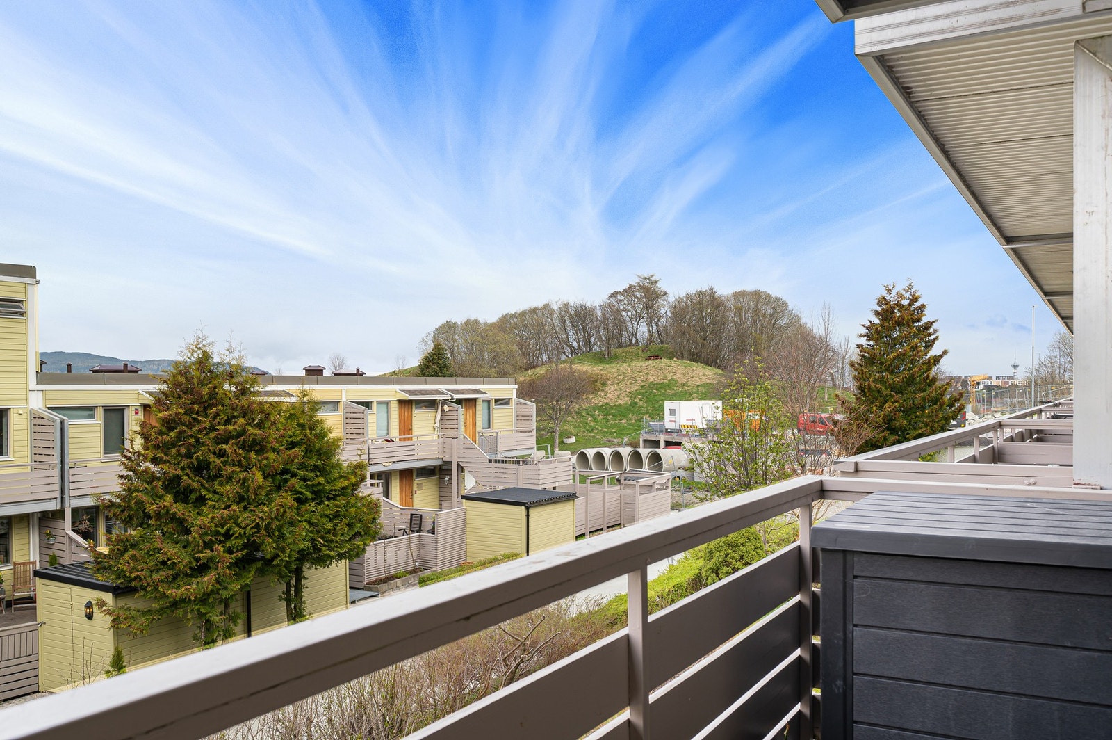 Fra balkongen har man utsikt over noen av borettslagets fellesarealer. Galleribilde