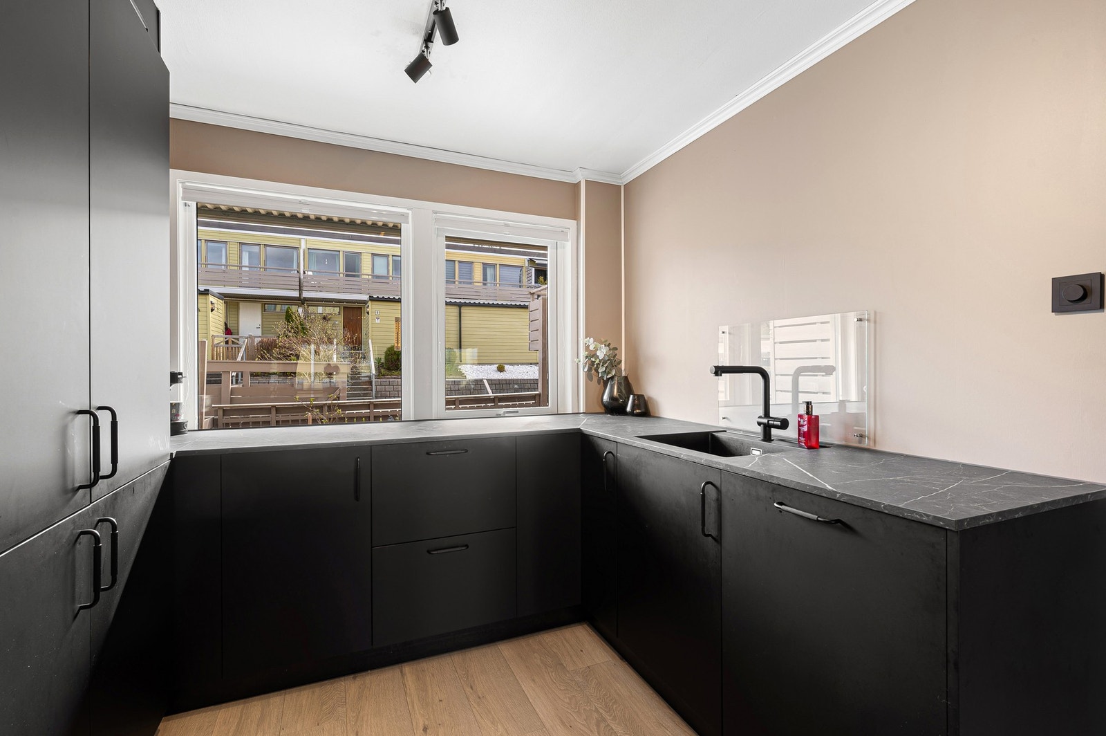 Elegant og moderne kjøkken som har rikelig med skap- og benkeplass. Galleribilde