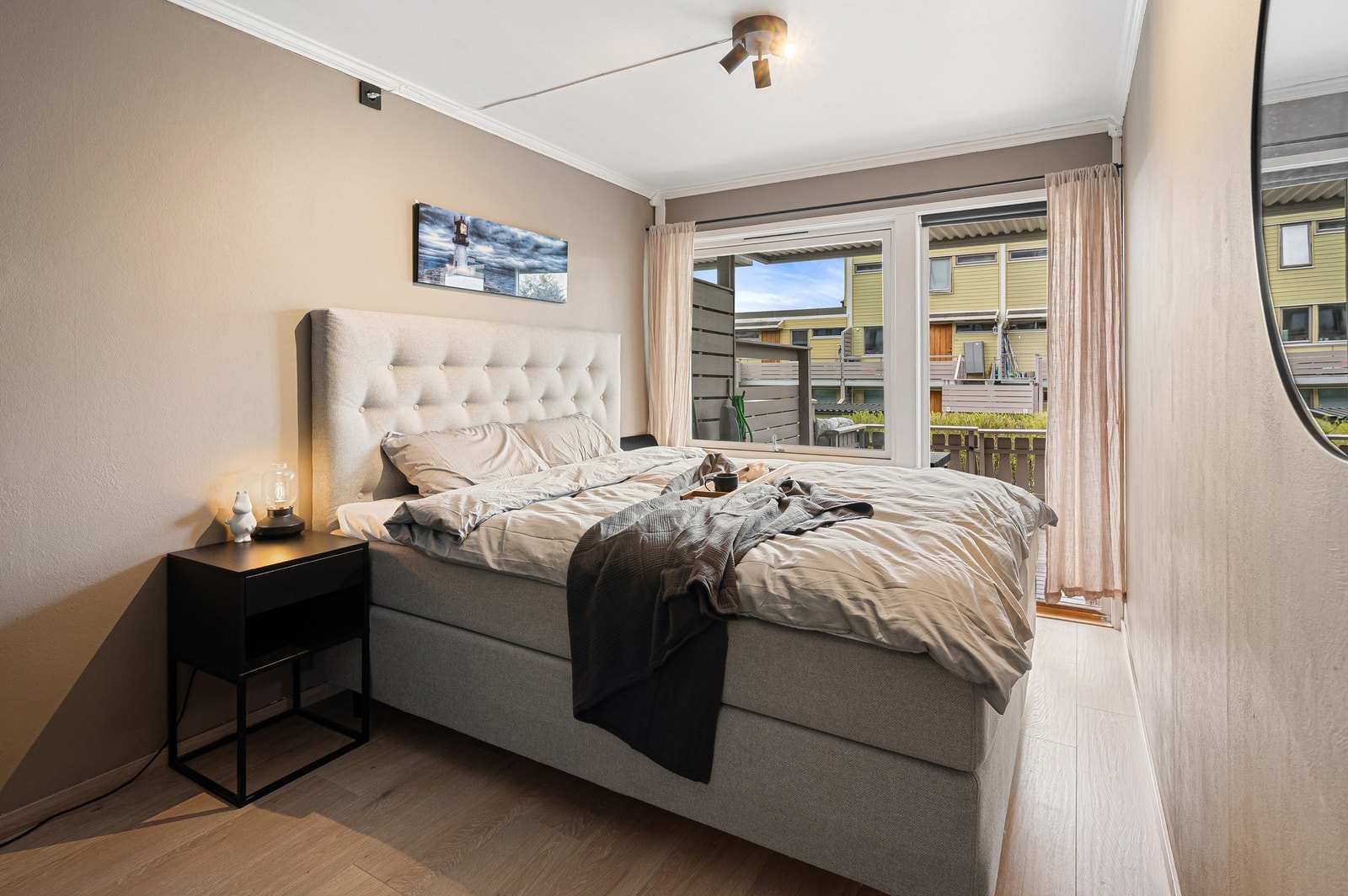 Soverom 1 har en romslig størrelse på 10.3 kvm, med god plass til dobbeltseng, nattbord og garderobeskap. Perfekt for et komfortabelt og funksjonelt soverom. Galleribilde