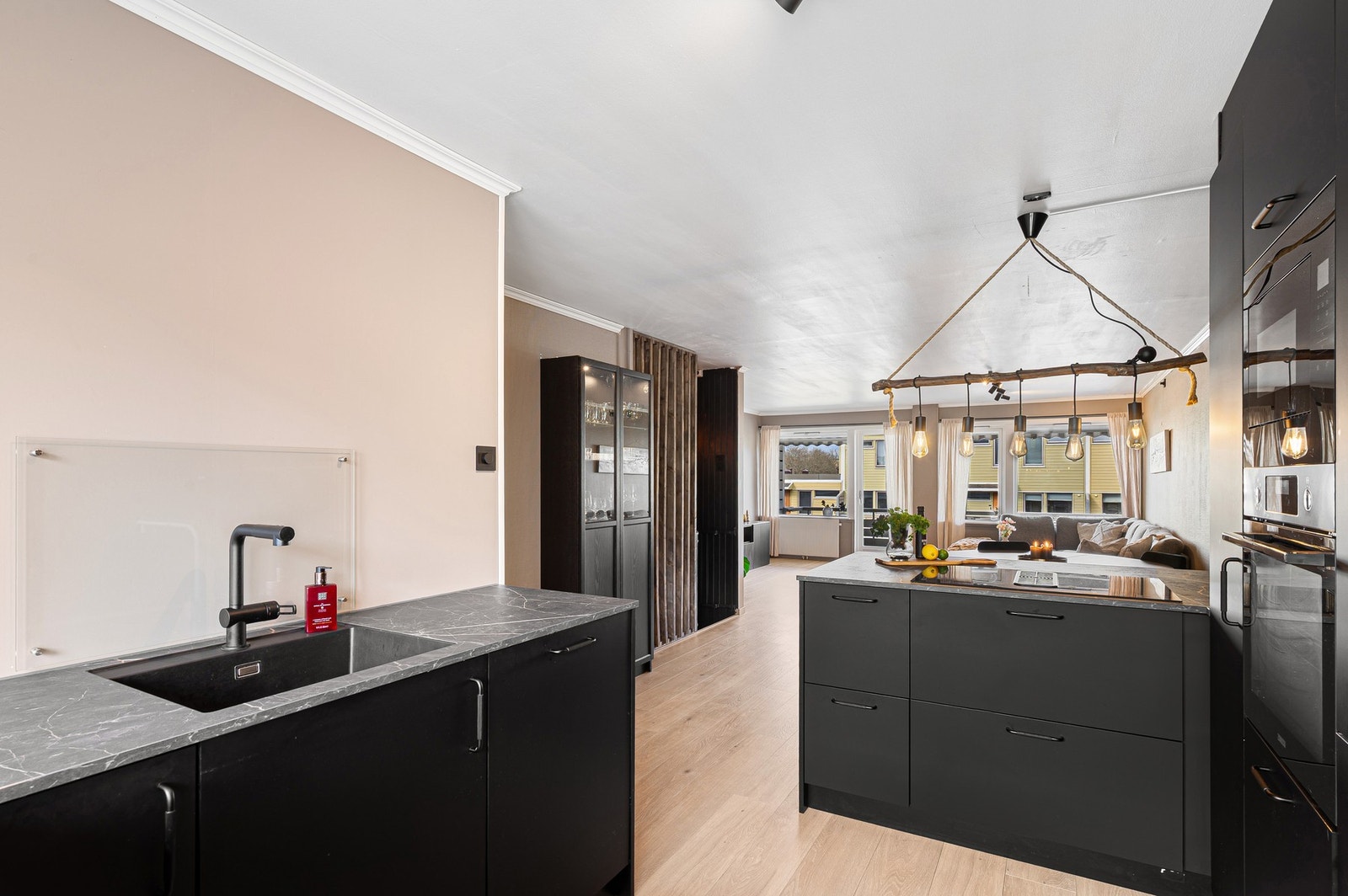 Kjøkkenet er utstyrt med integrerte hvitevarer som komfyr, mikrobølgeovn, oppvaskmaskin og to kombinerte kjøle/fryseskap. Galleribilde