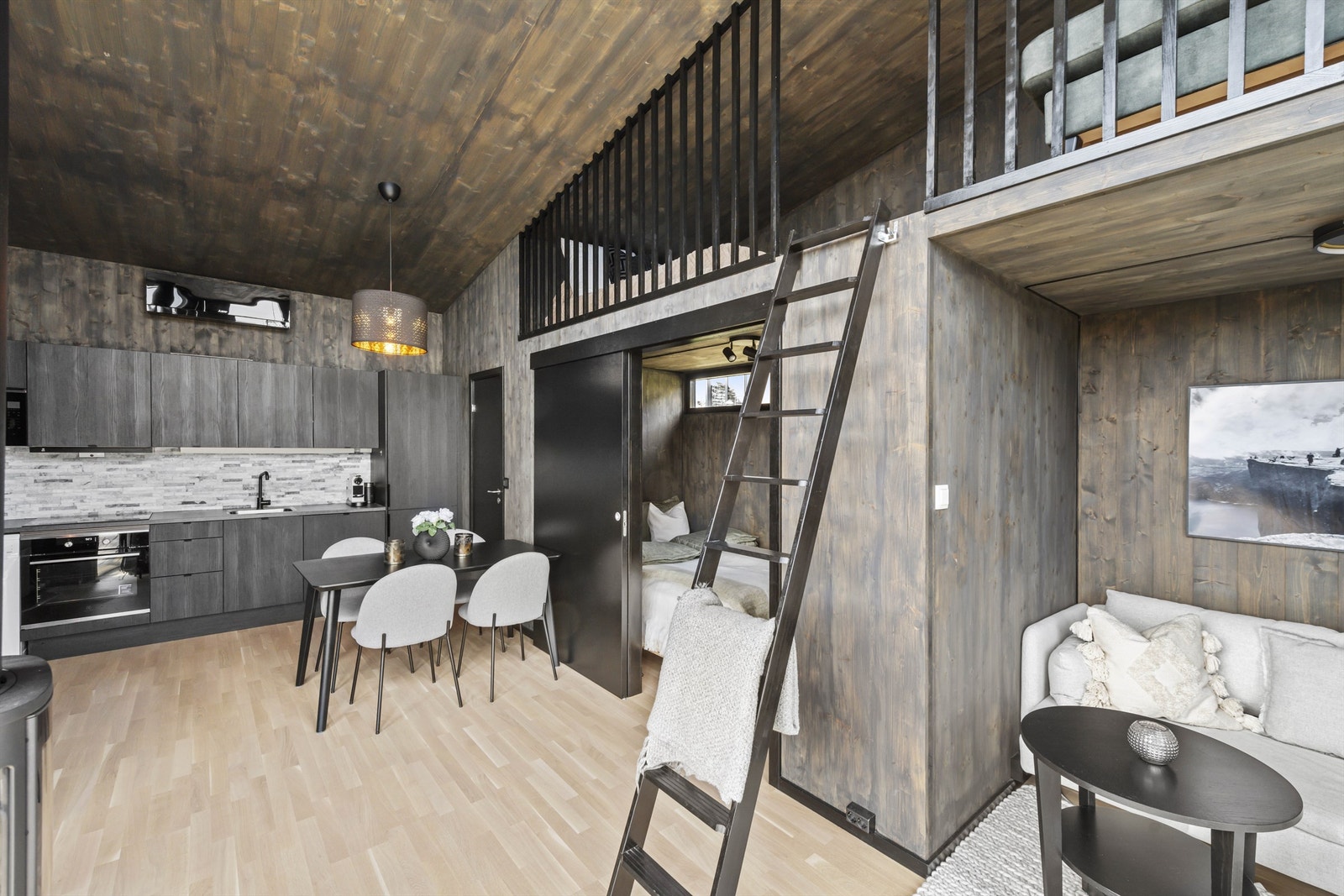 Hytta er gjennomført med tidsriktige og moderne fargevalg. Galleribilde