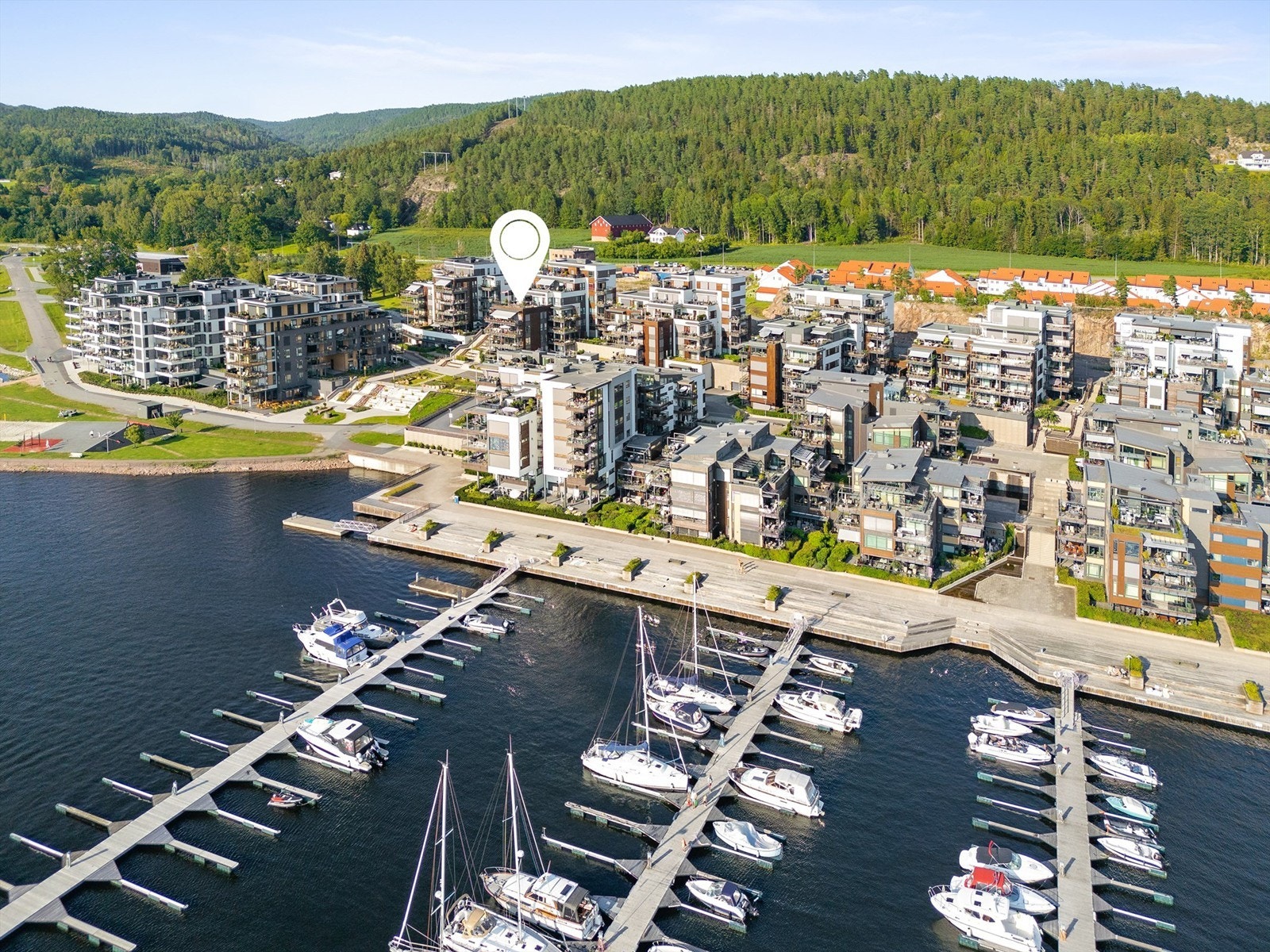 Fra området går det en vakker kyststi som strekker seg helt fra Sandebukta til Berger og Svelvik Galleribilde