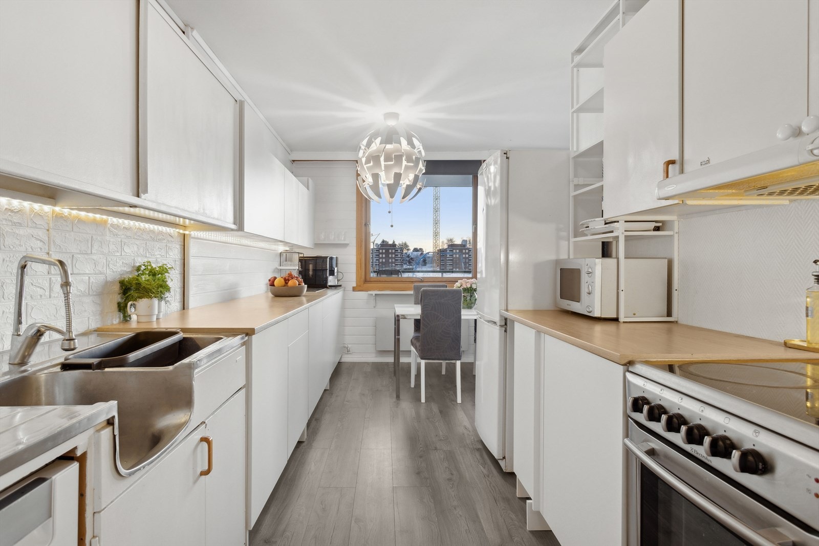 Kjøkkenet er utstyrt med følgende hvitevarer som medfølger handelen: Komfyr med ventilator, ubrukt oppvaskmaskin og kombinert kjøl- og fryseskap. Galleribilde