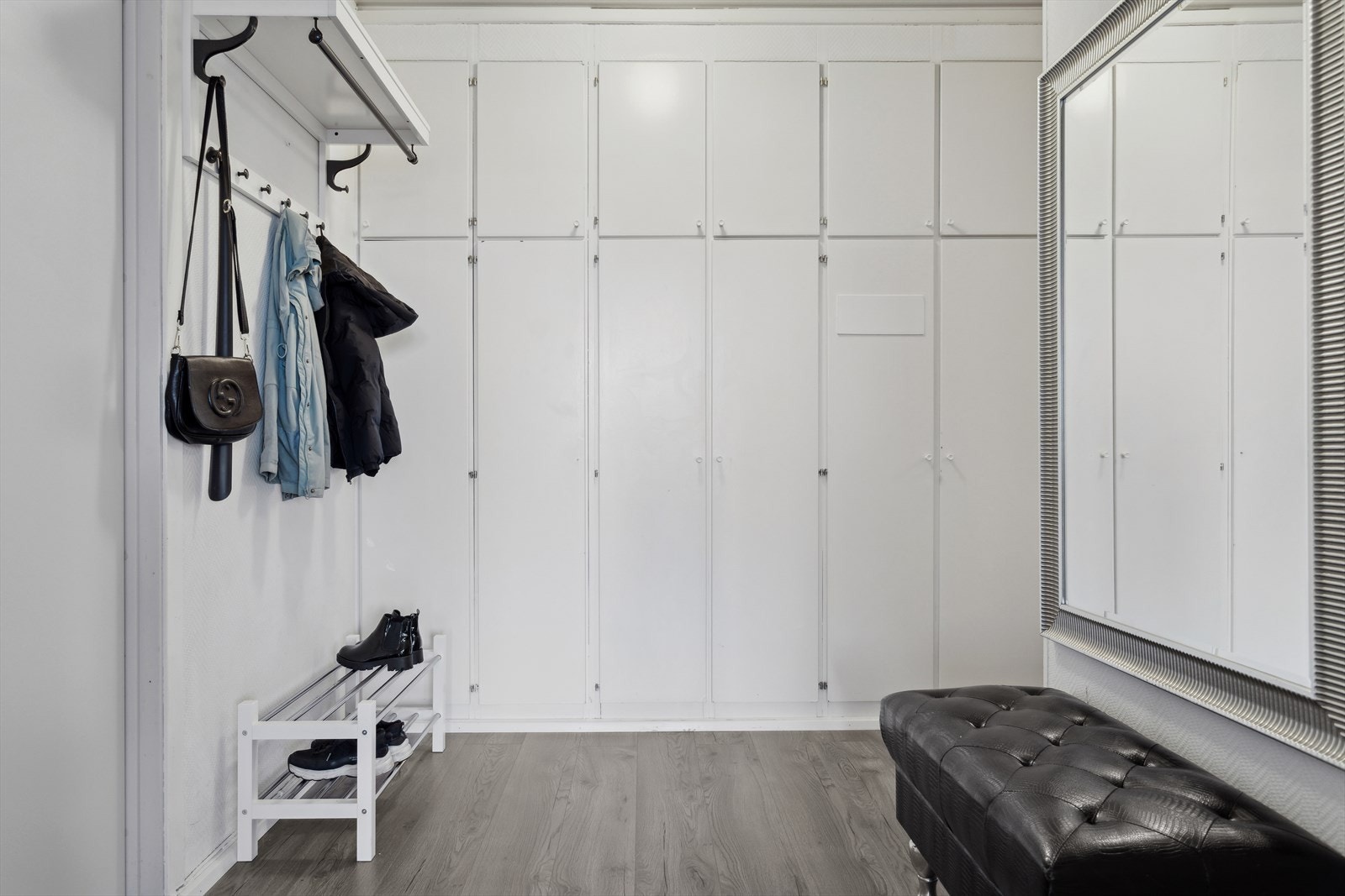 Romslig gang på ca 10 m² med innebygd skapvegg for oppbevaring. Galleribilde