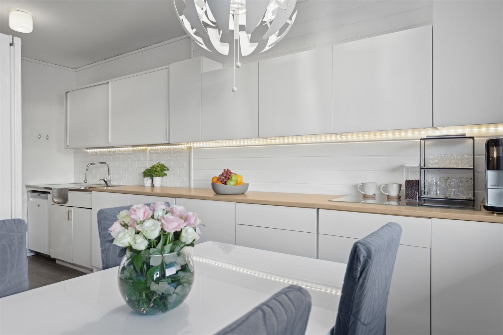 Kjøkkenet ble utvidet i 2021, og byr nå på over- og underskap langs hele veggen. Galleribilde