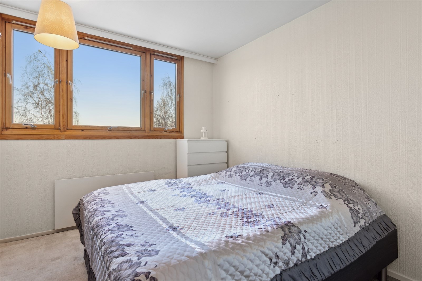 Hovedsoverommet er på 10,7 m² og byr på innebygd skapvegg. Galleribilde