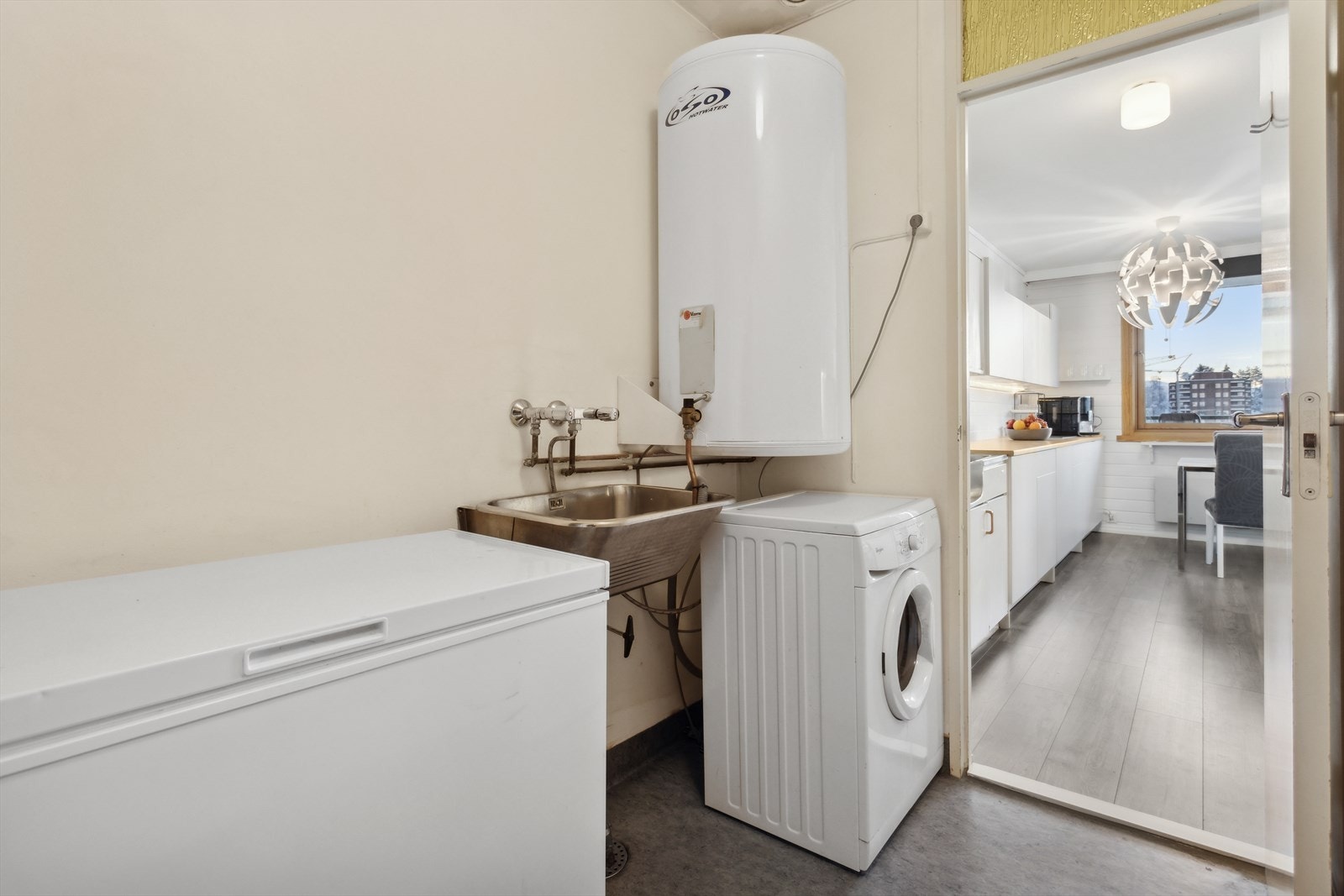 Praktisk med eget vaskerom med gjennomgang fra kjøkken og gang. Galleribilde