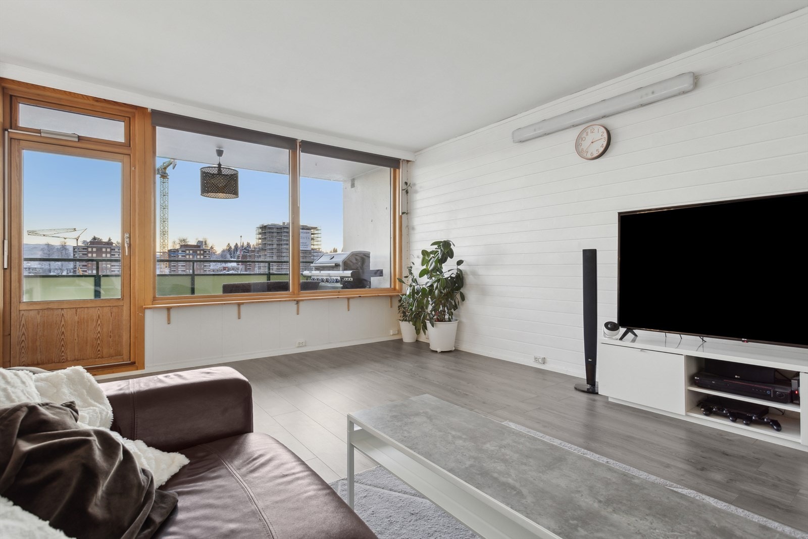 Med leilighetens beliggenhet i toppetasjen får man fantastisk utsikt fra stue og balkong. Galleribilde