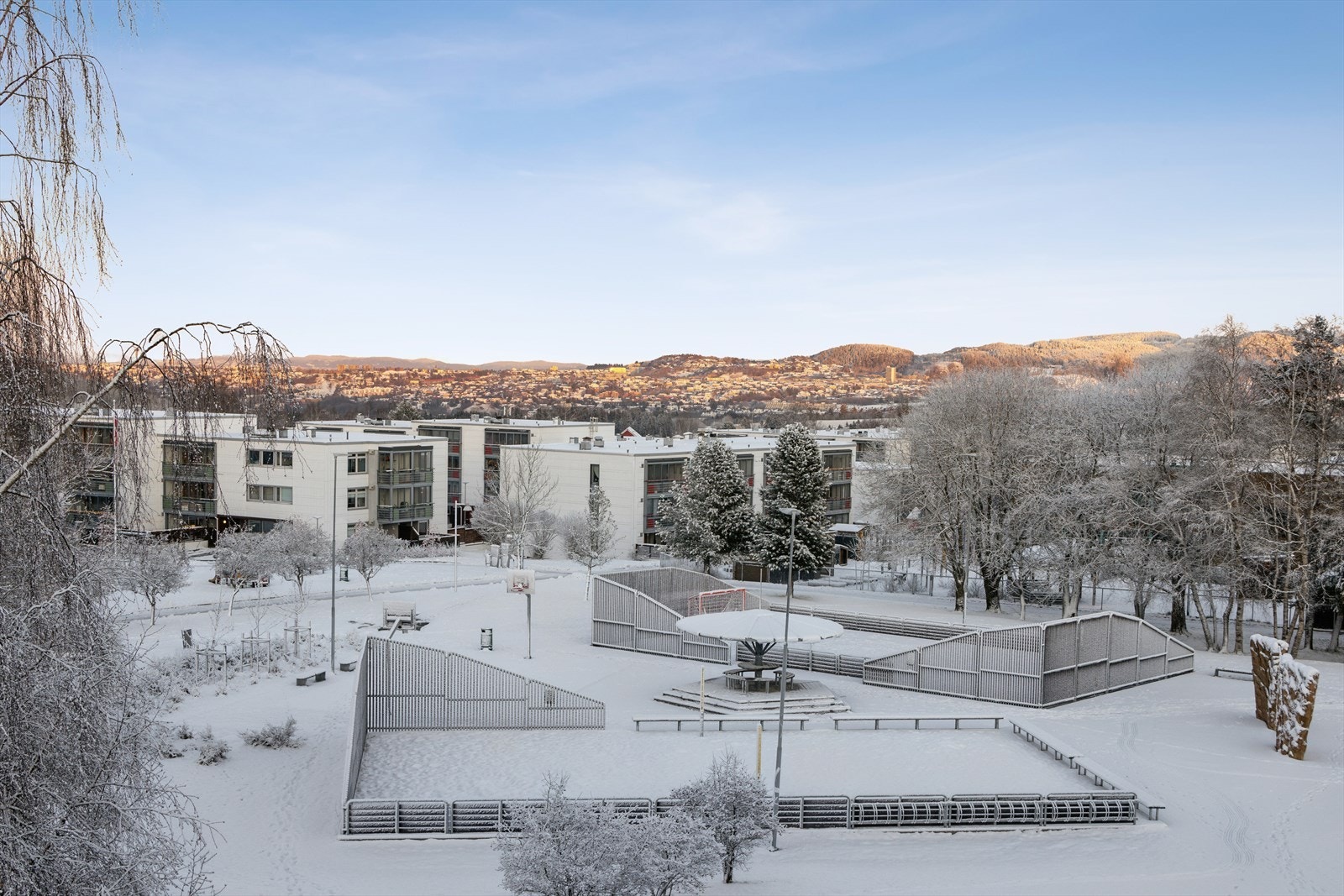 Utsiktsbilde mot byen på dagtid. Galleribilde