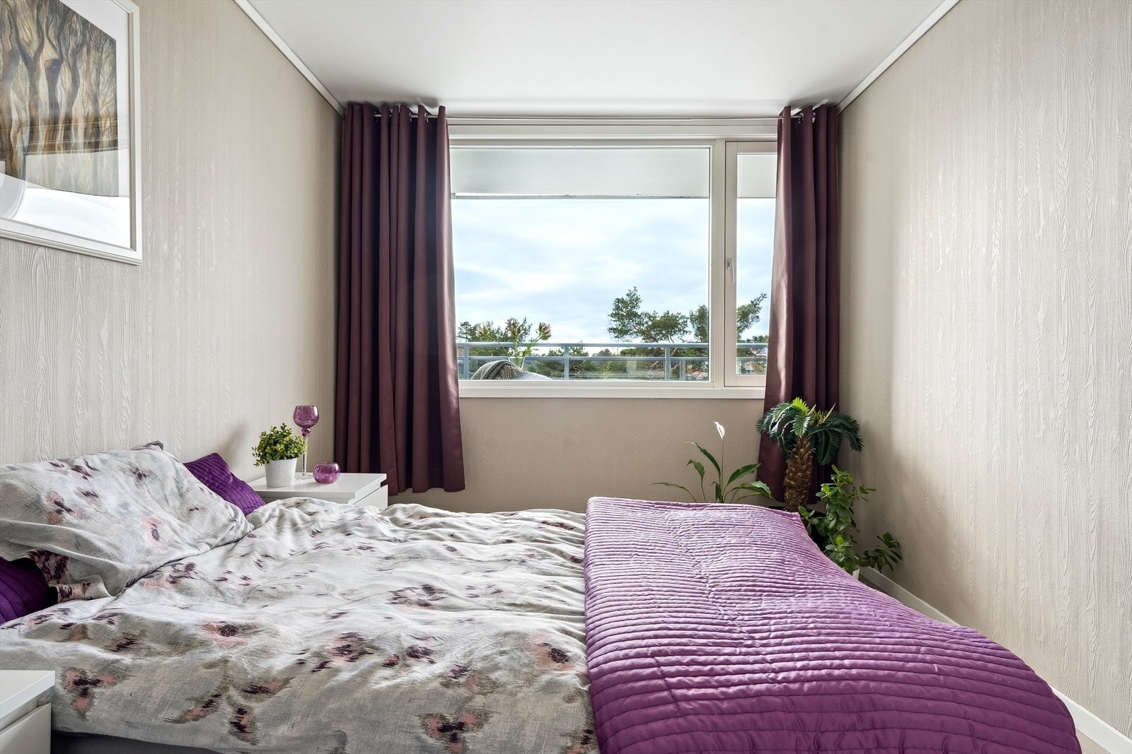 Soverommet har plass til dobbeltseng, nattbord og garderobeskap Galleribilde