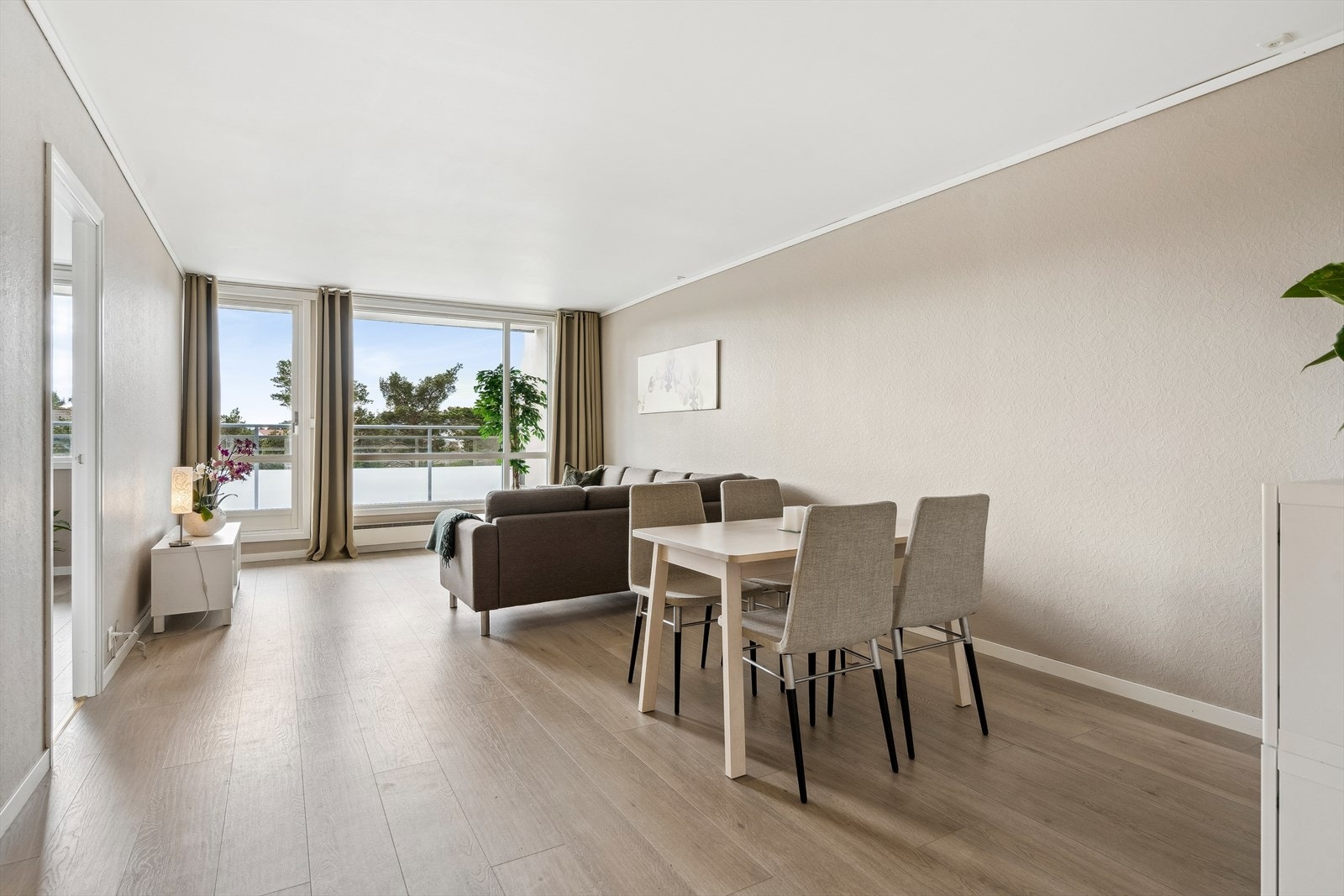 Leiligheten har en lys og romslig stue på ca 34,6m². Fra stuen er det inngang til kjøkkenet Galleribilde