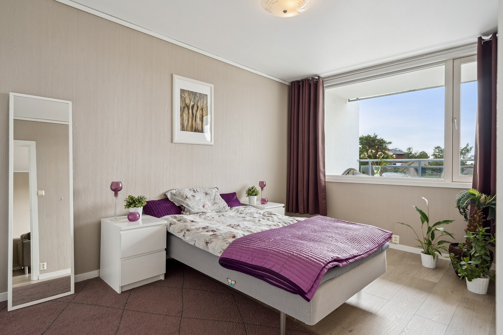 Leiligheten har et lyst soverom på ca 13m² Galleribilde