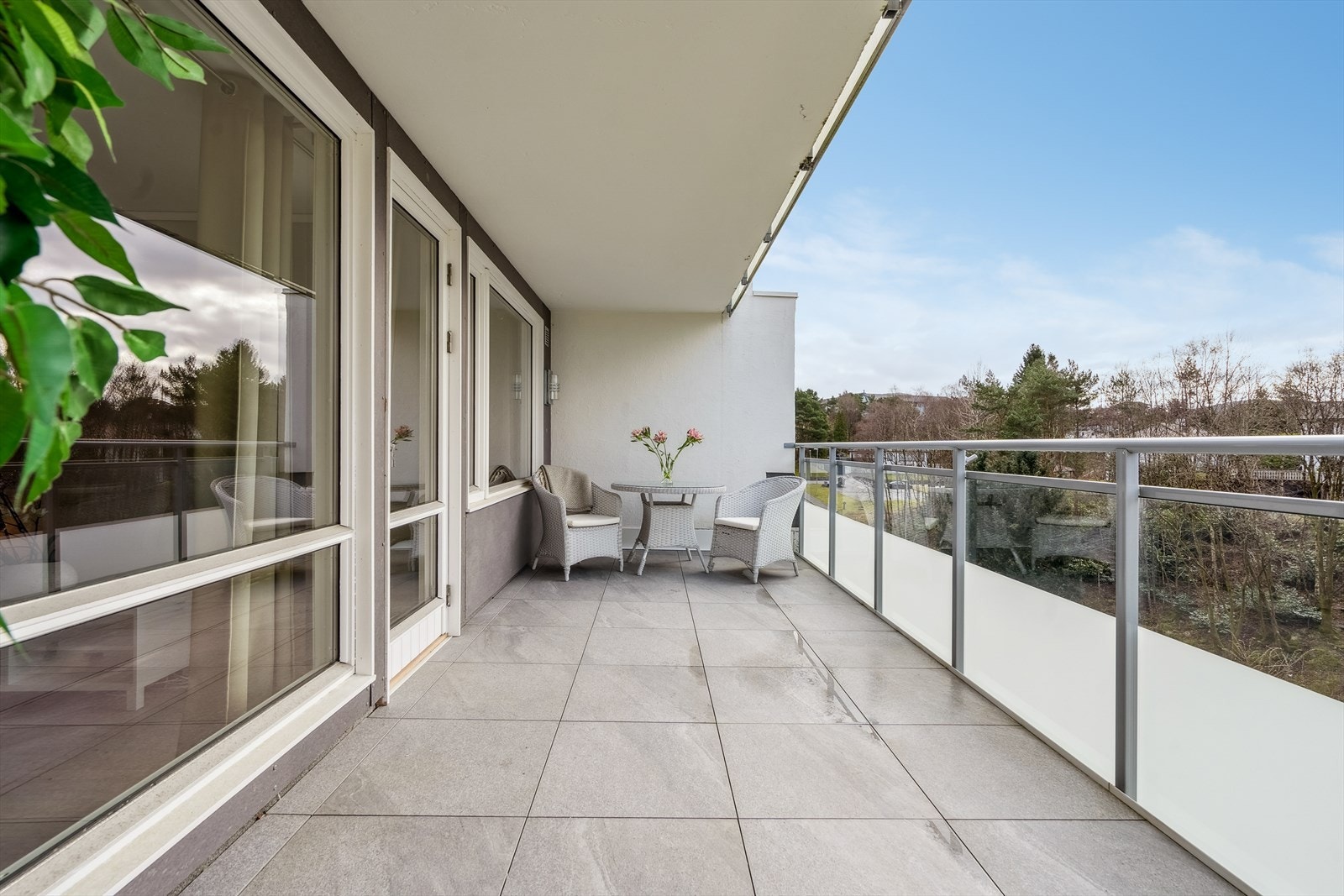 Stor balkong på ca 16,8m² med utendørs belysning og plass til fine utemøbler Galleribilde