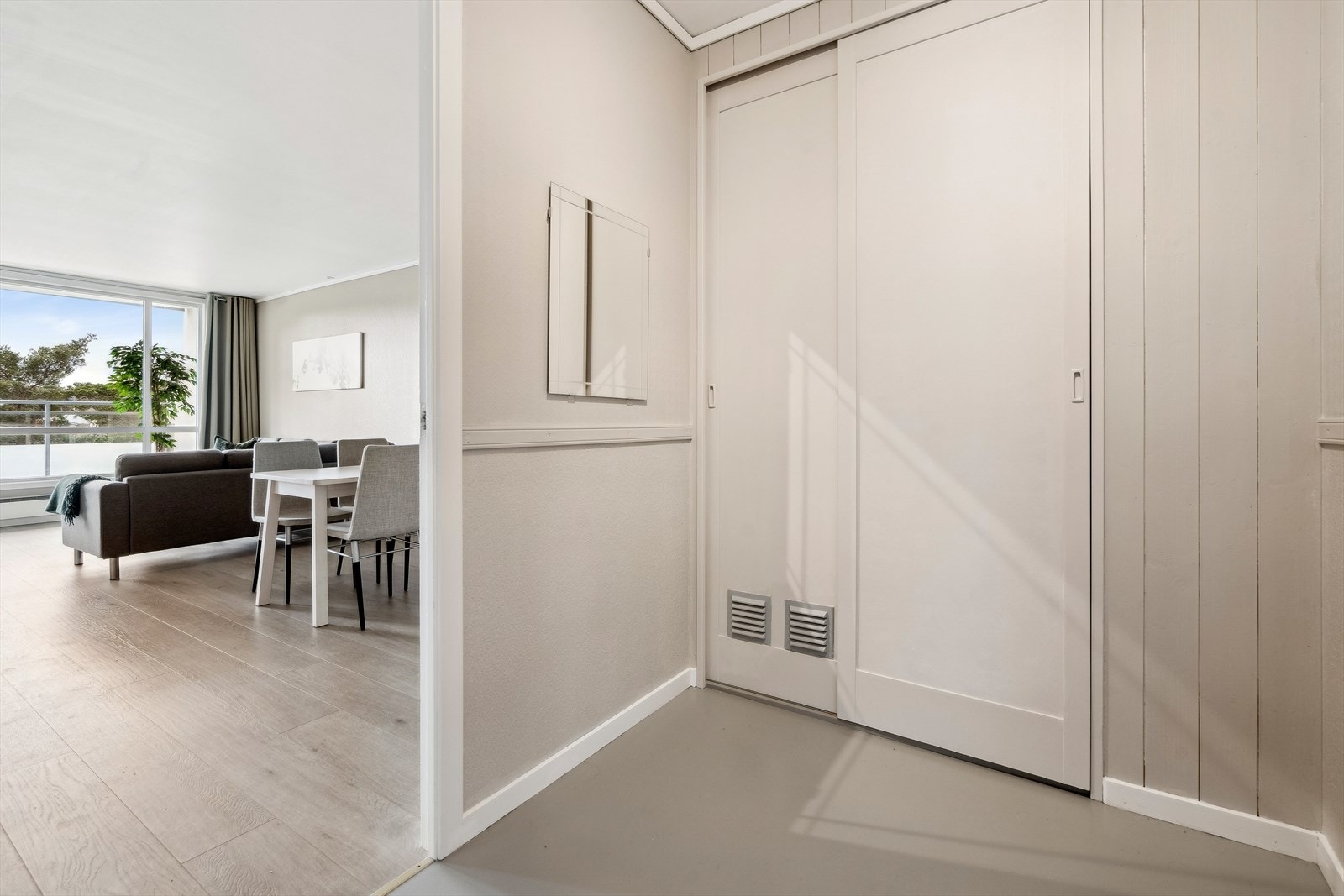 I entréen er det en romslig bod/garderobe, med god plass til oppbevaring av yttertøy Galleribilde